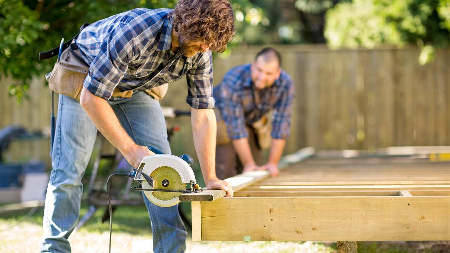 carpenter using a saw