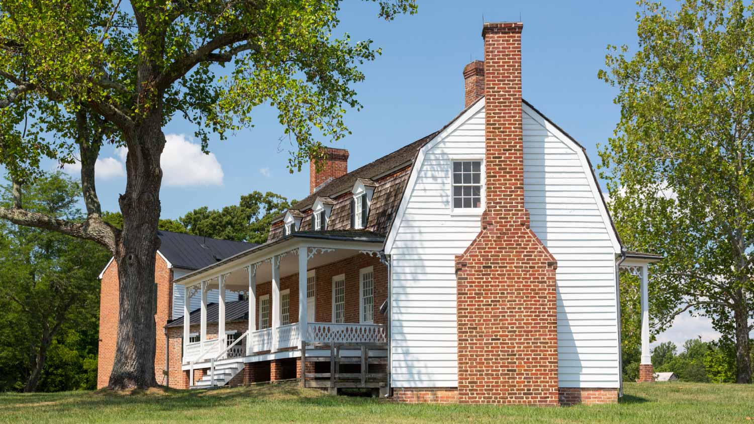 House with a gambrel roof