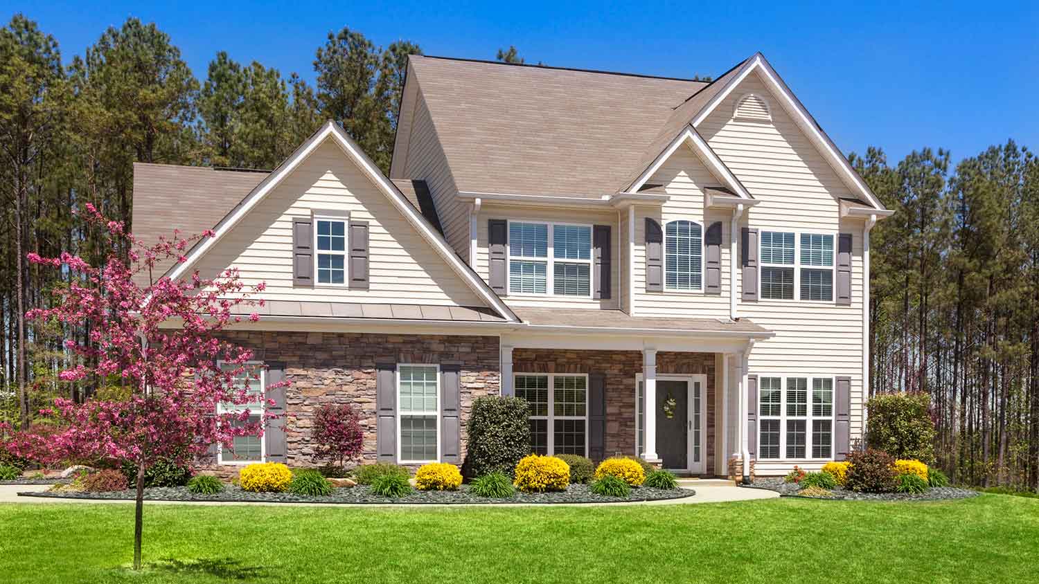 New country house with asphalt shingles and vinyl siding
