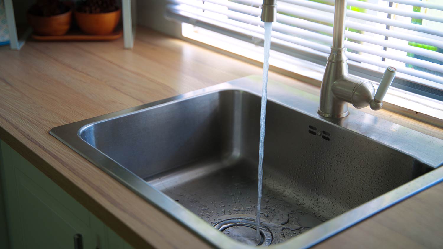 running water kitchen sink