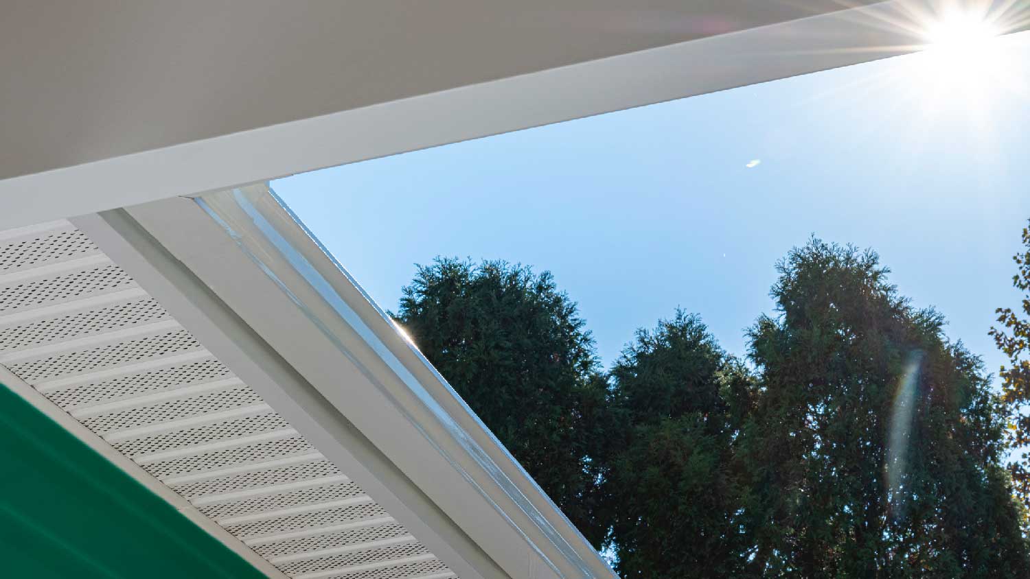 A white aluminum soffit