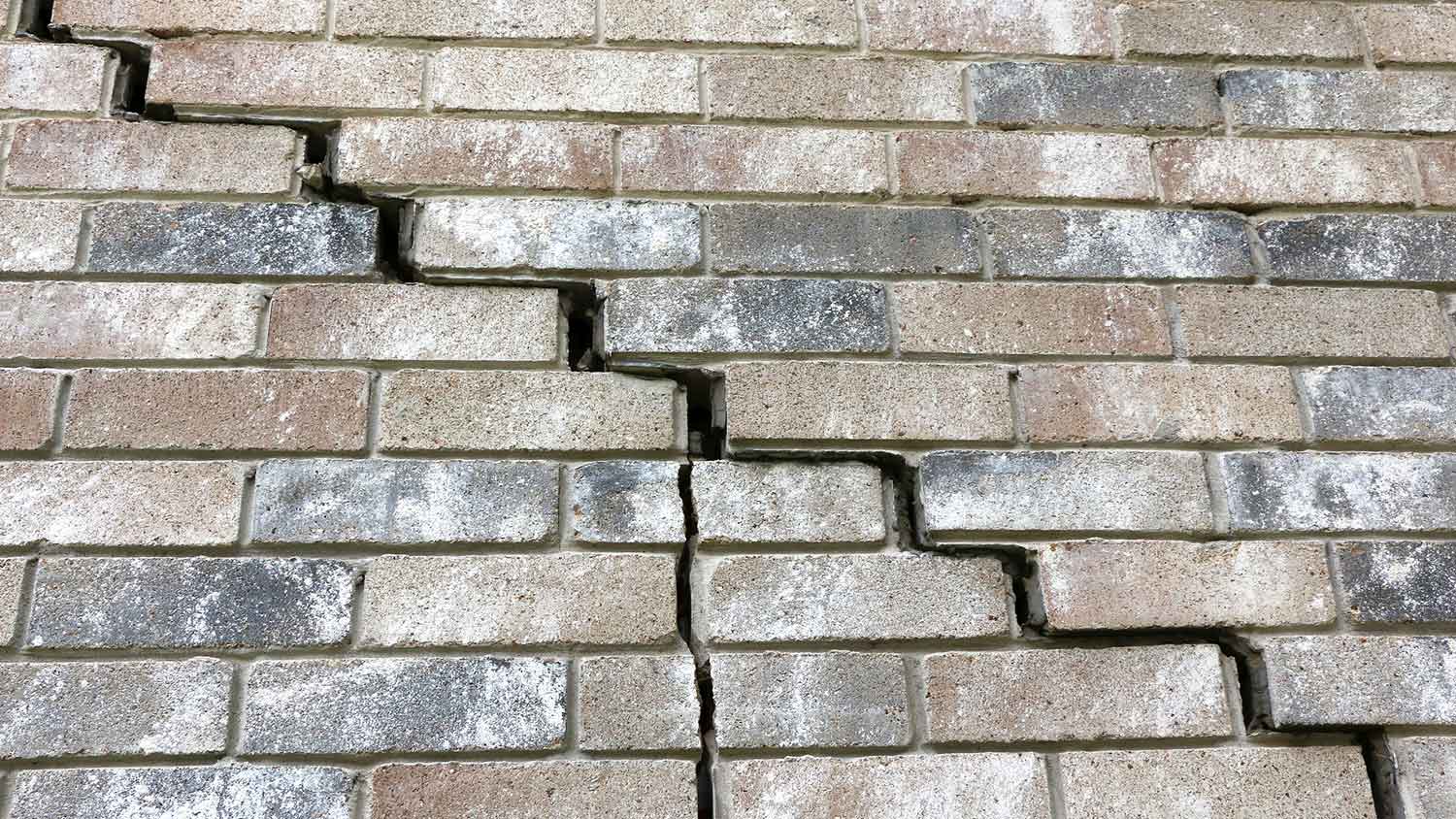None Closeup of a foundation settlement damage on the wall