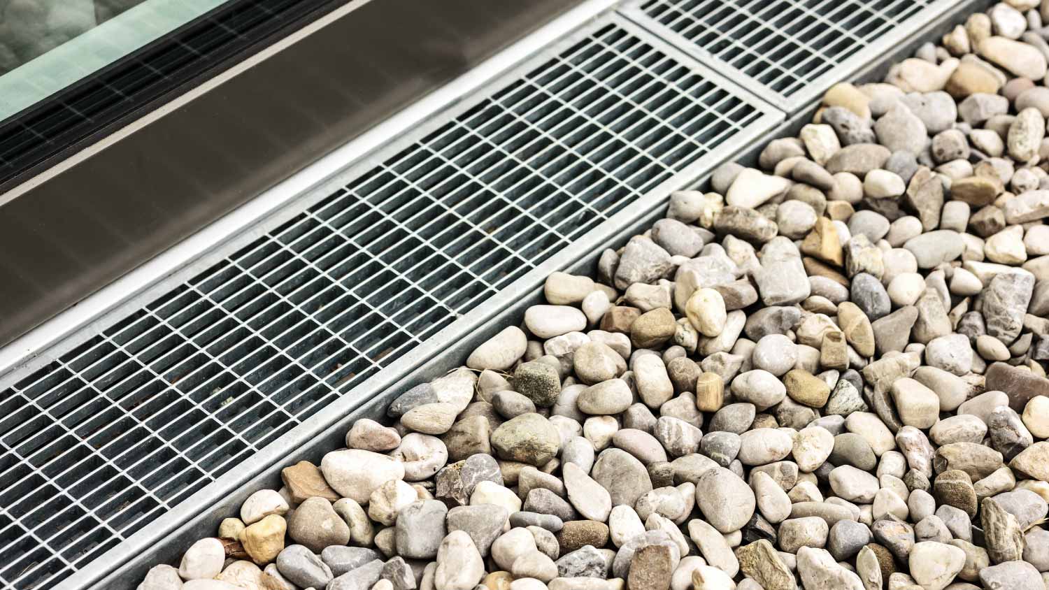 Drainage stone gravel floor