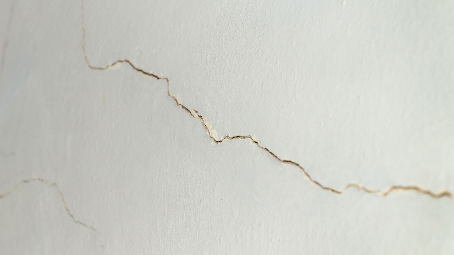 A horizontal crack on drywall