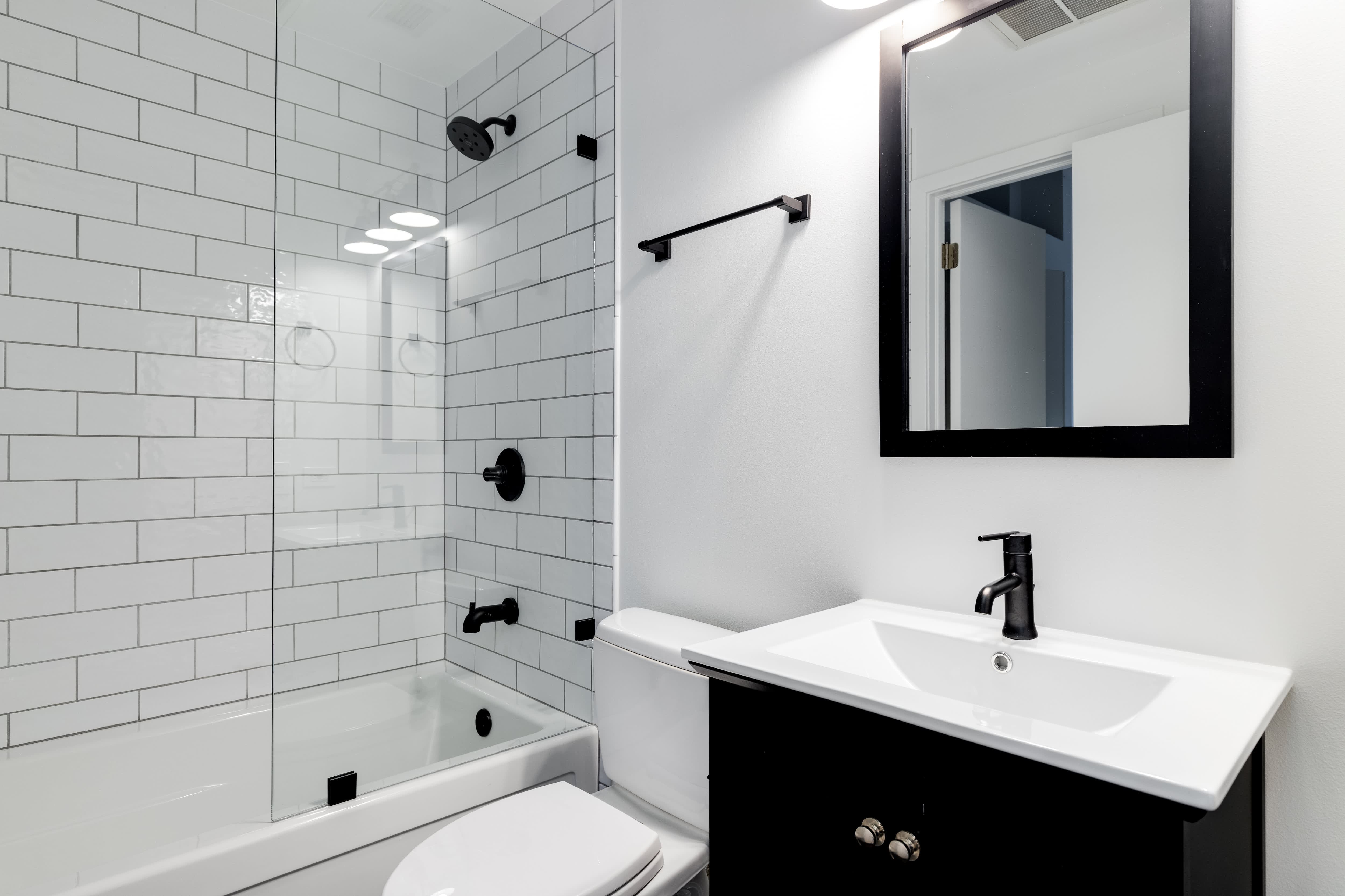 Small modern bathroom with black-and-white color scheme