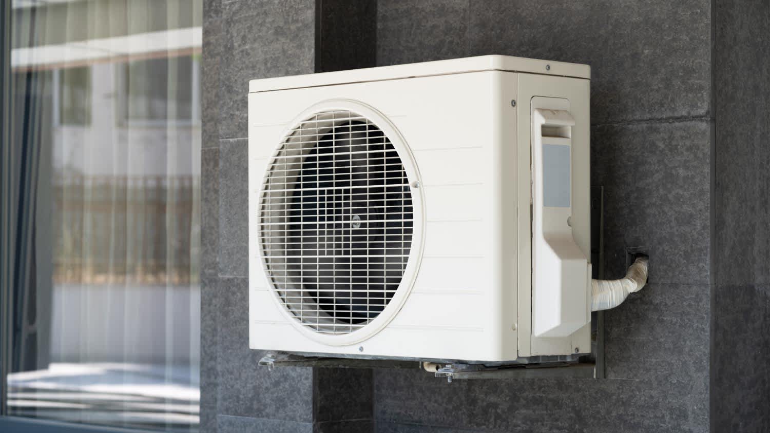 An air conditioner and heat pump