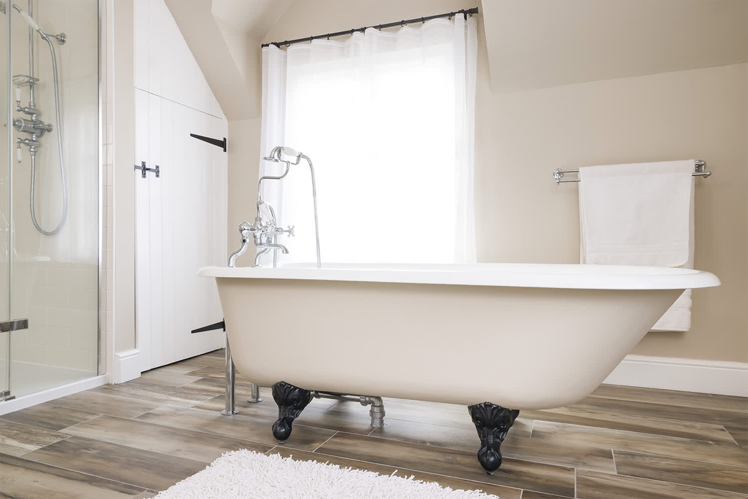 Stand alone clawfoot tub in bathroom