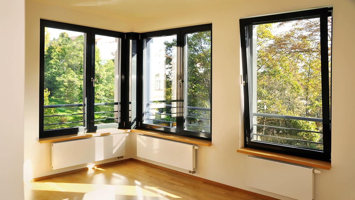 Enlarged corner windows in a house