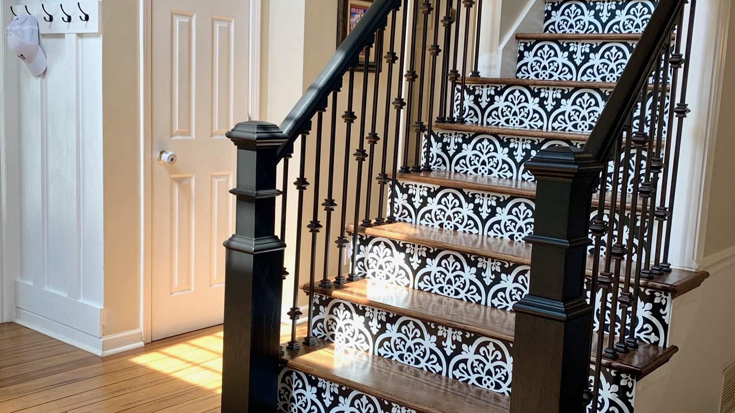 Black and white pattern stairs railings