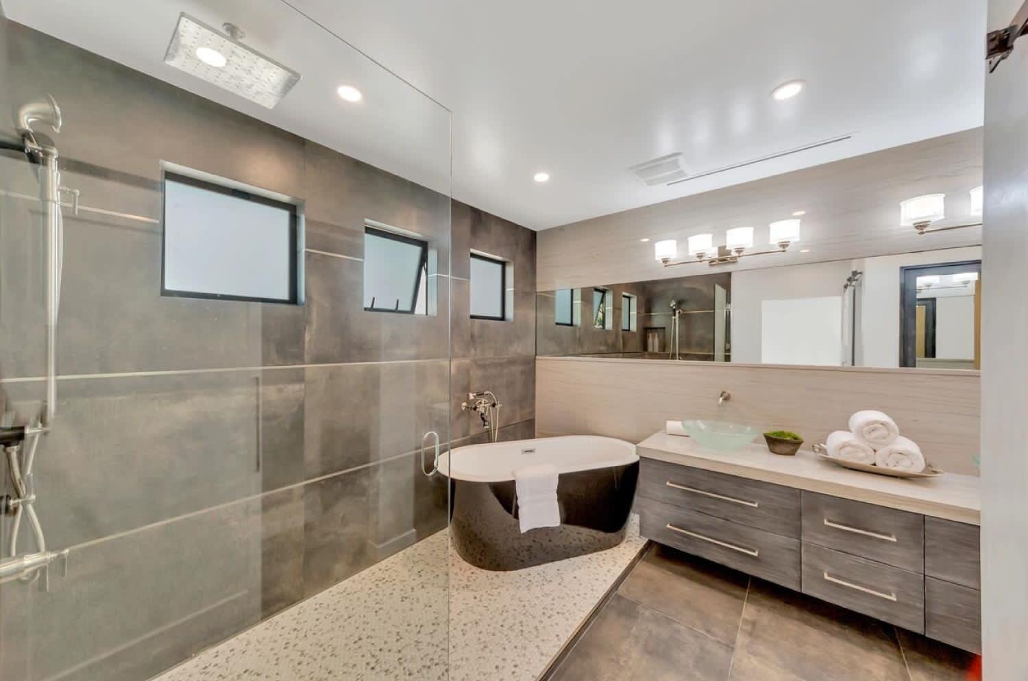 A nice bathroom with a diagonal bathtub