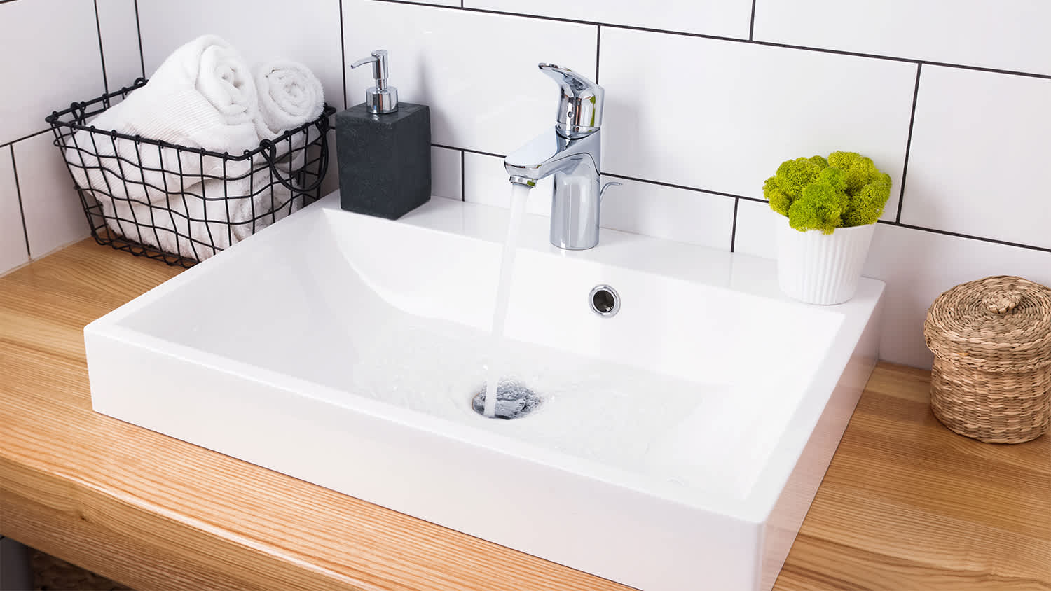 kitchen sink water running