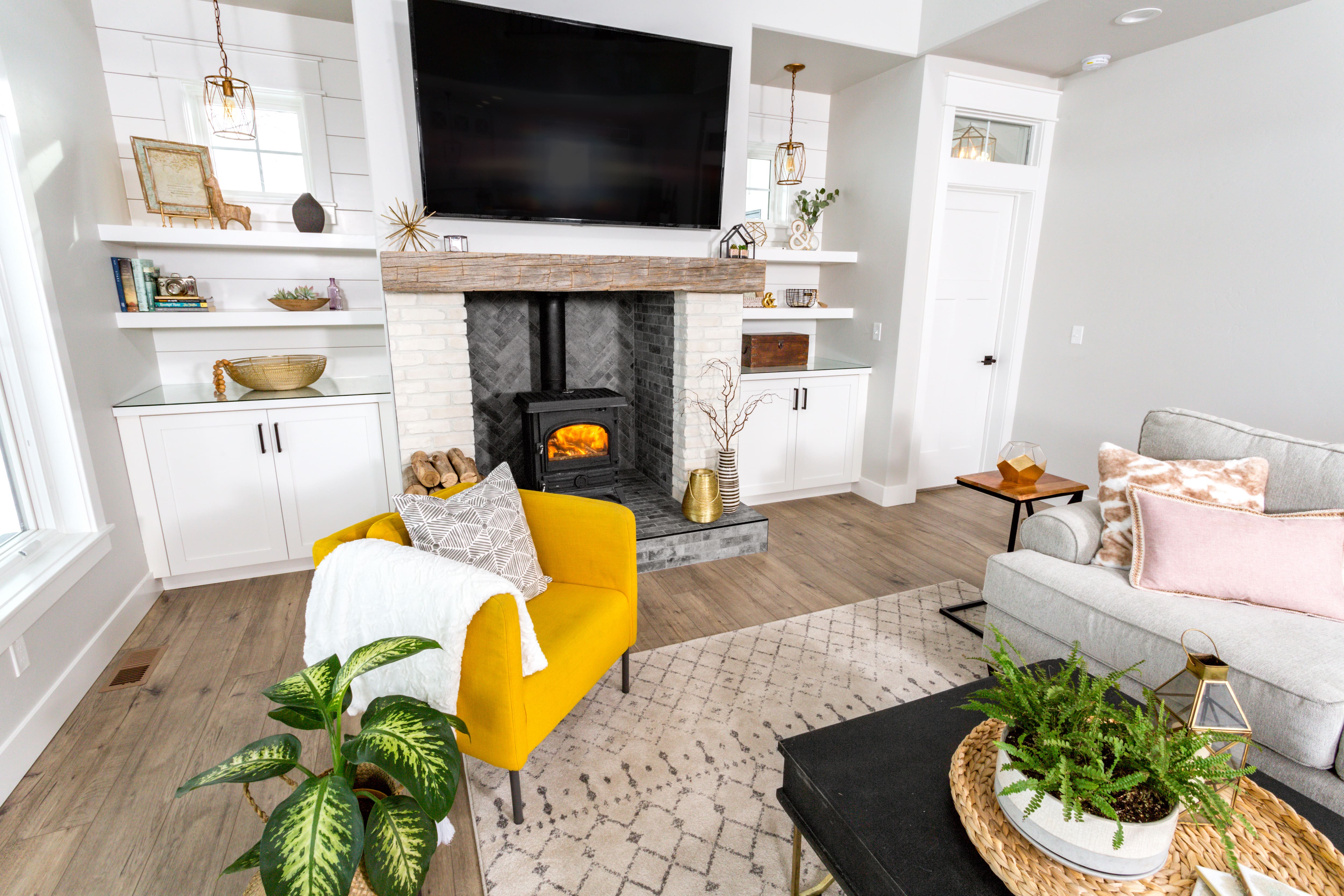 Reclaimed wood mantle in modern farmhouse living room