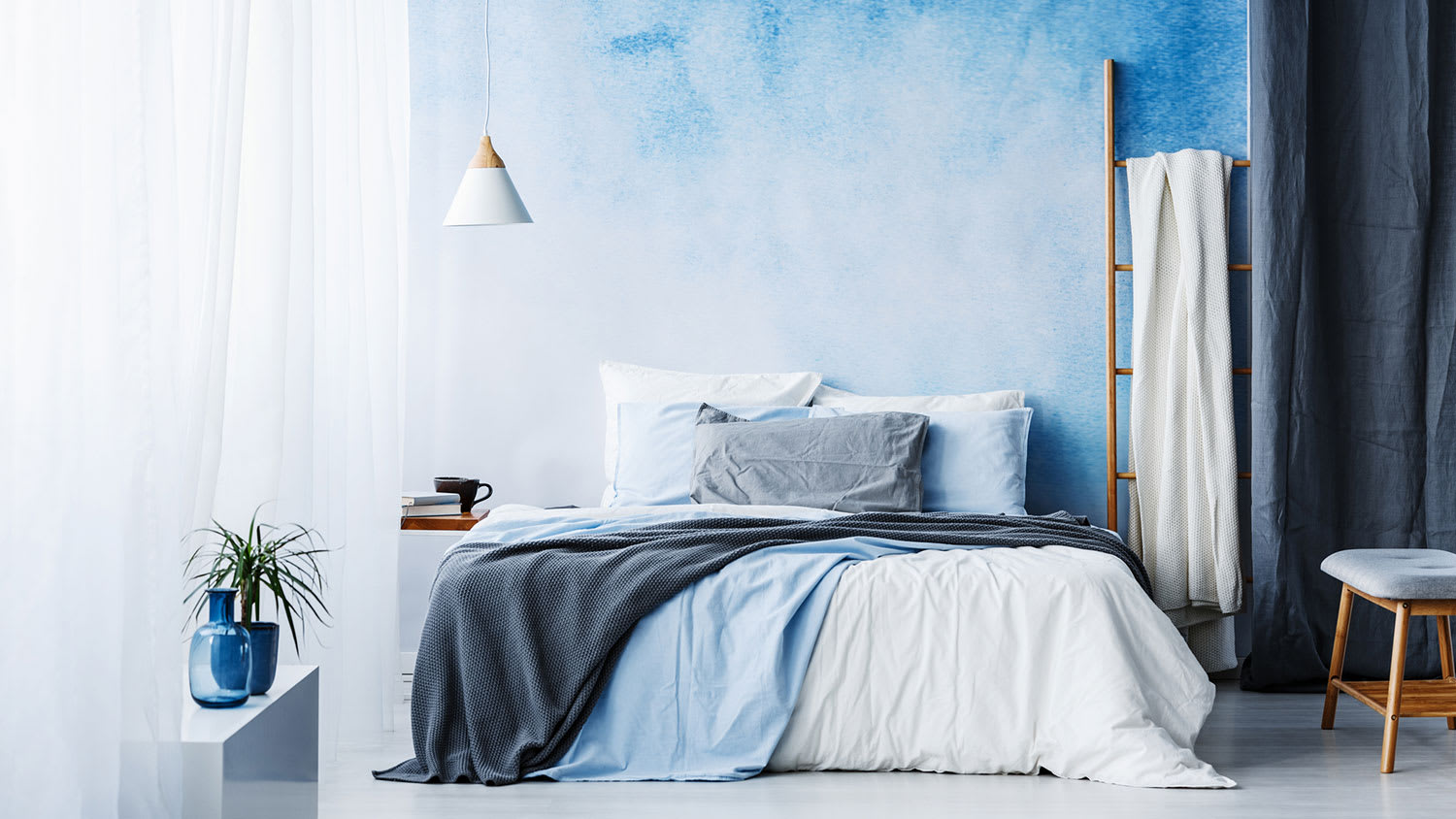 Bedroom decorated with ombre technique
