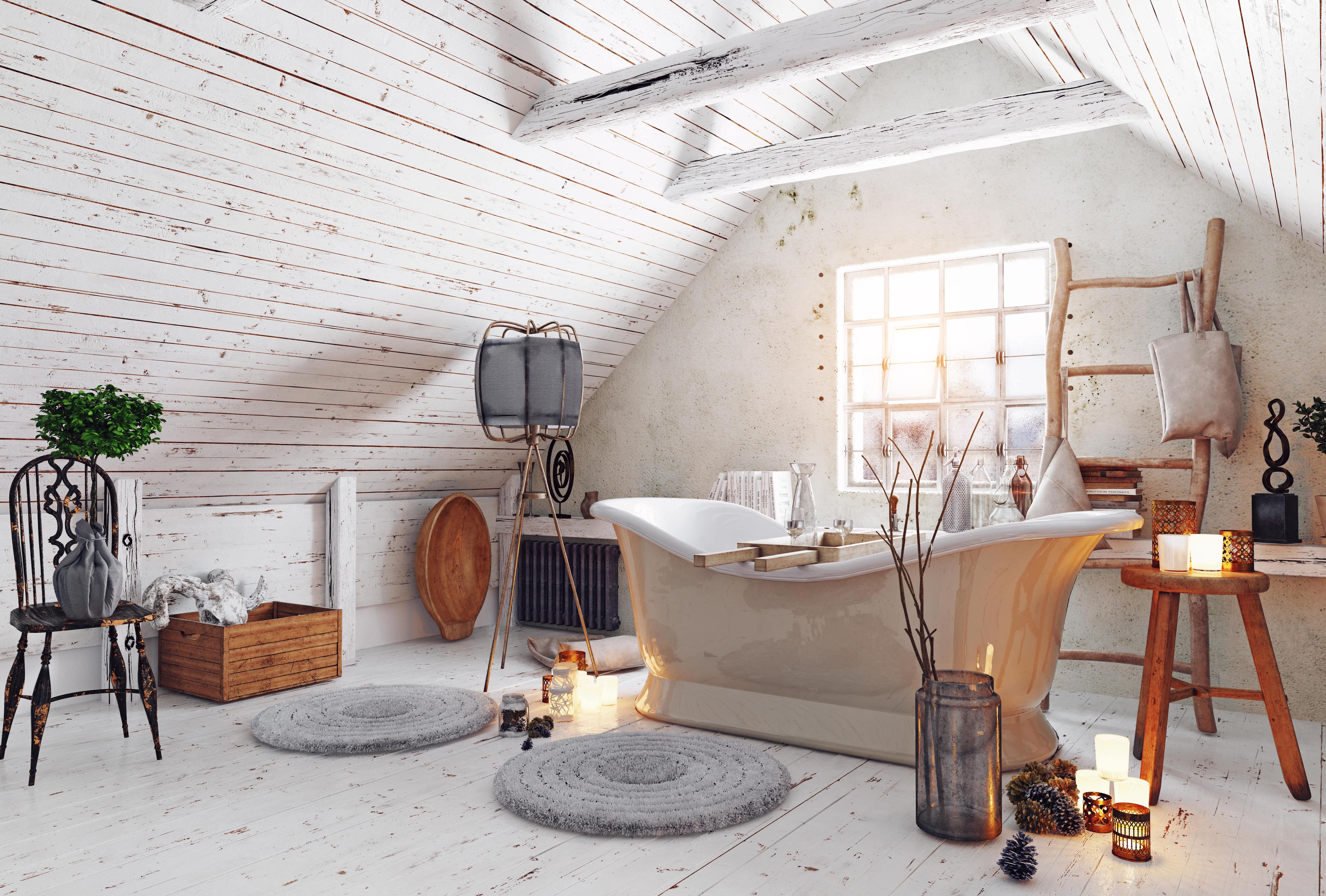 Upstairs bathroom with decorations and accents