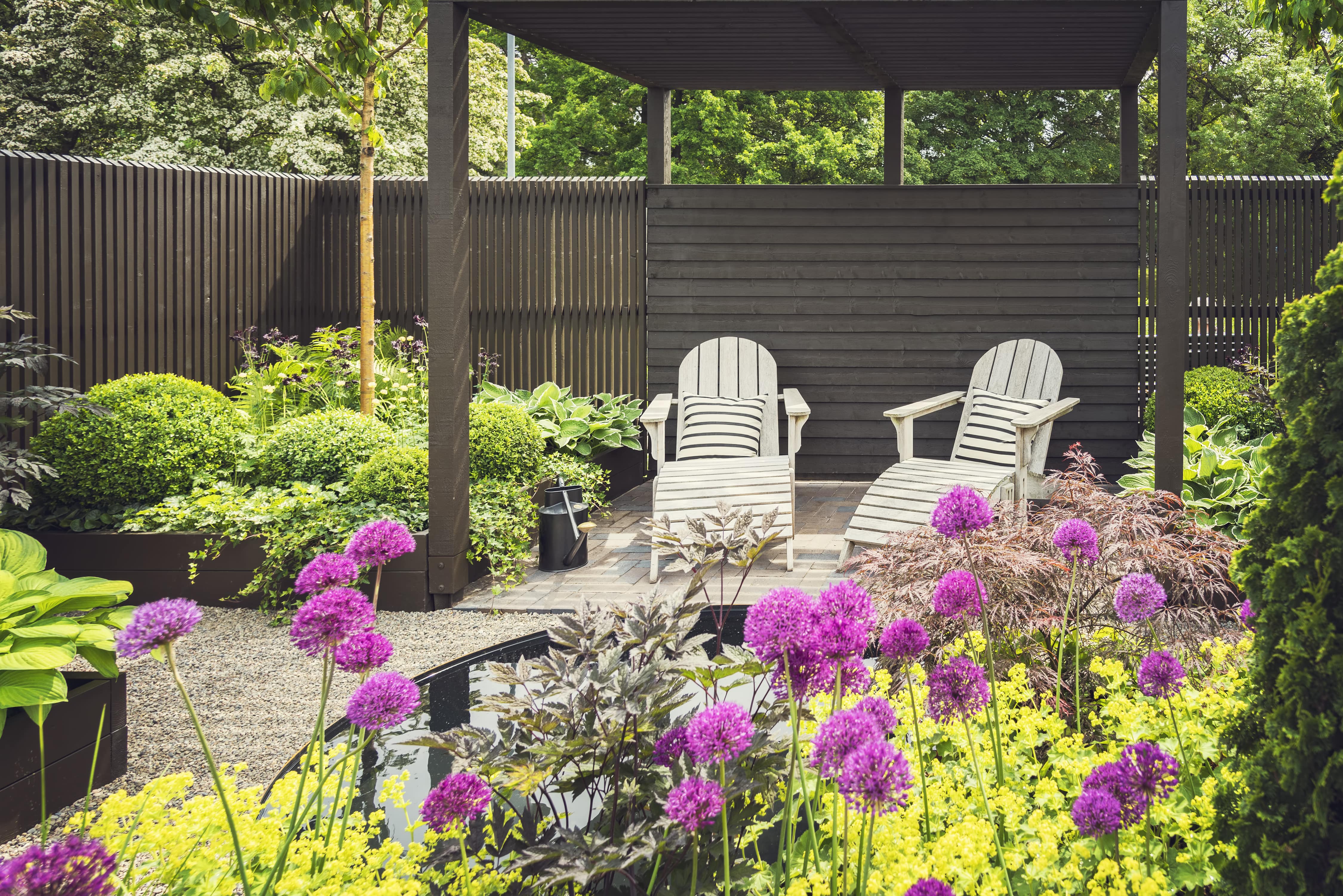 Outdoor dining set under pergola in backyard