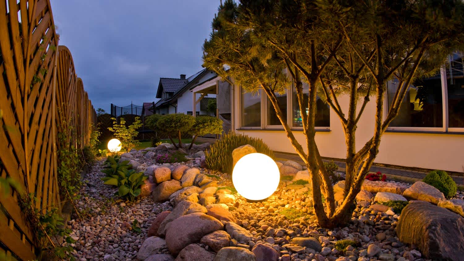 A house’s backyard with outdoor lighting
