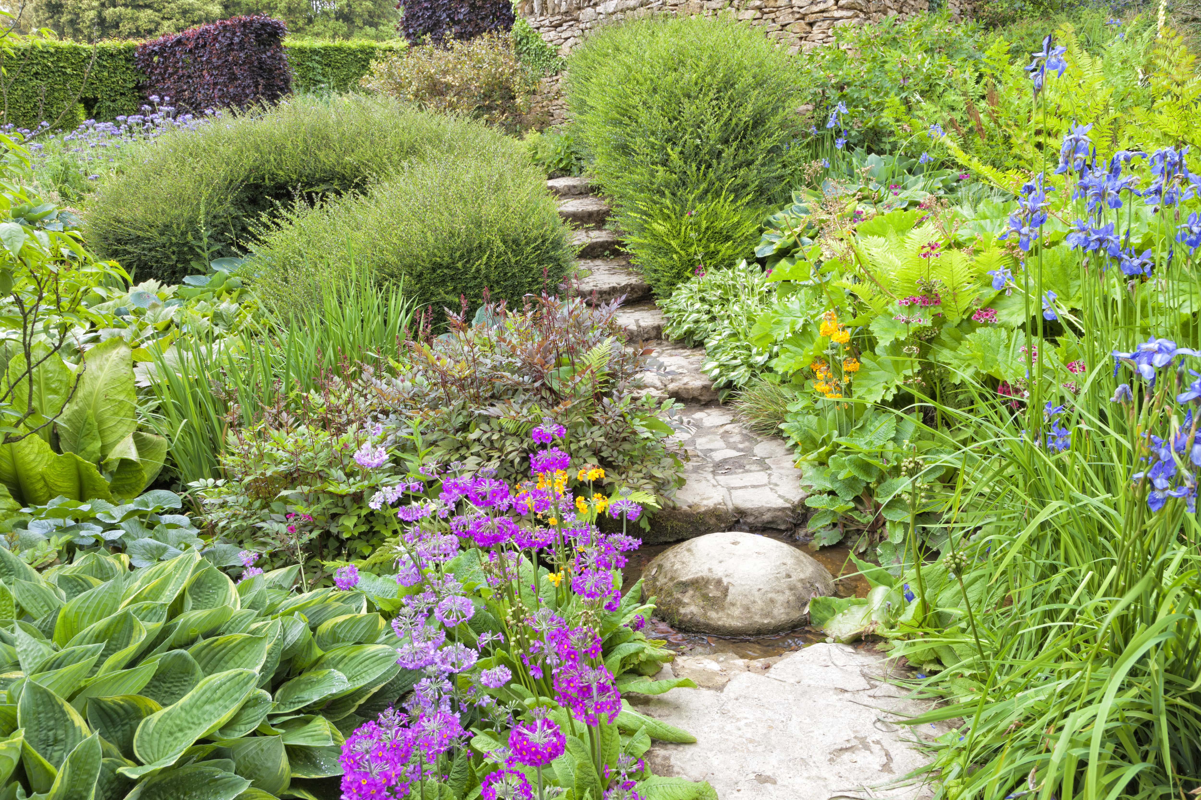 Cottage-style garden with round stones