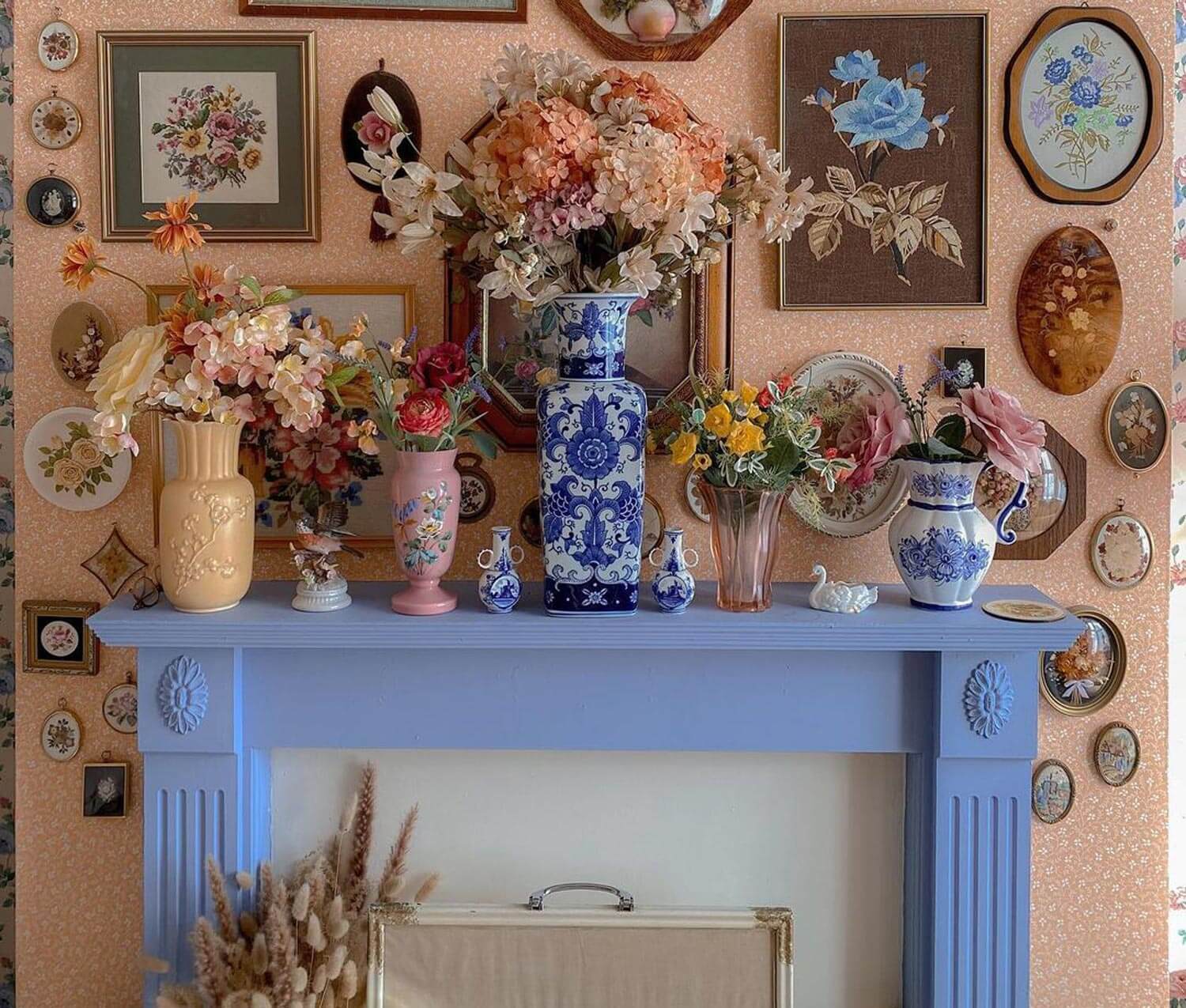 Dries floral arrangements in vases