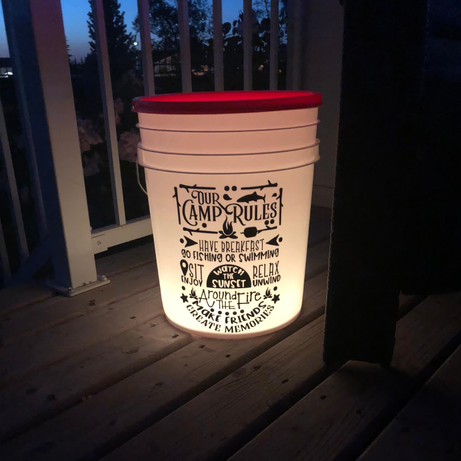 A plastic bucket solar lighting