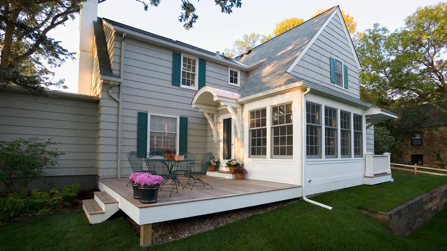 A house’s backyard with an elevated wooden deck