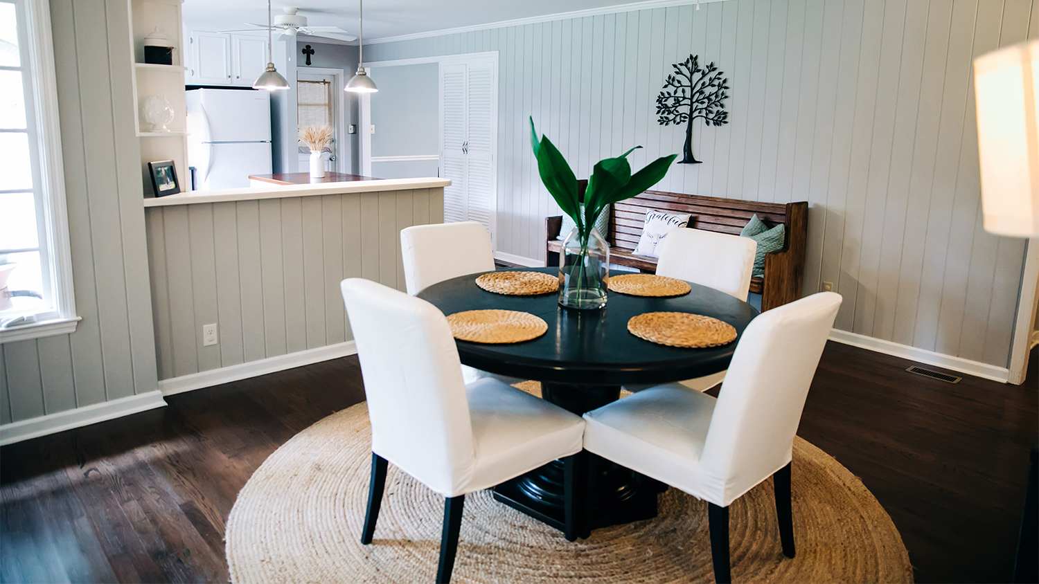 round dining table with round rug
