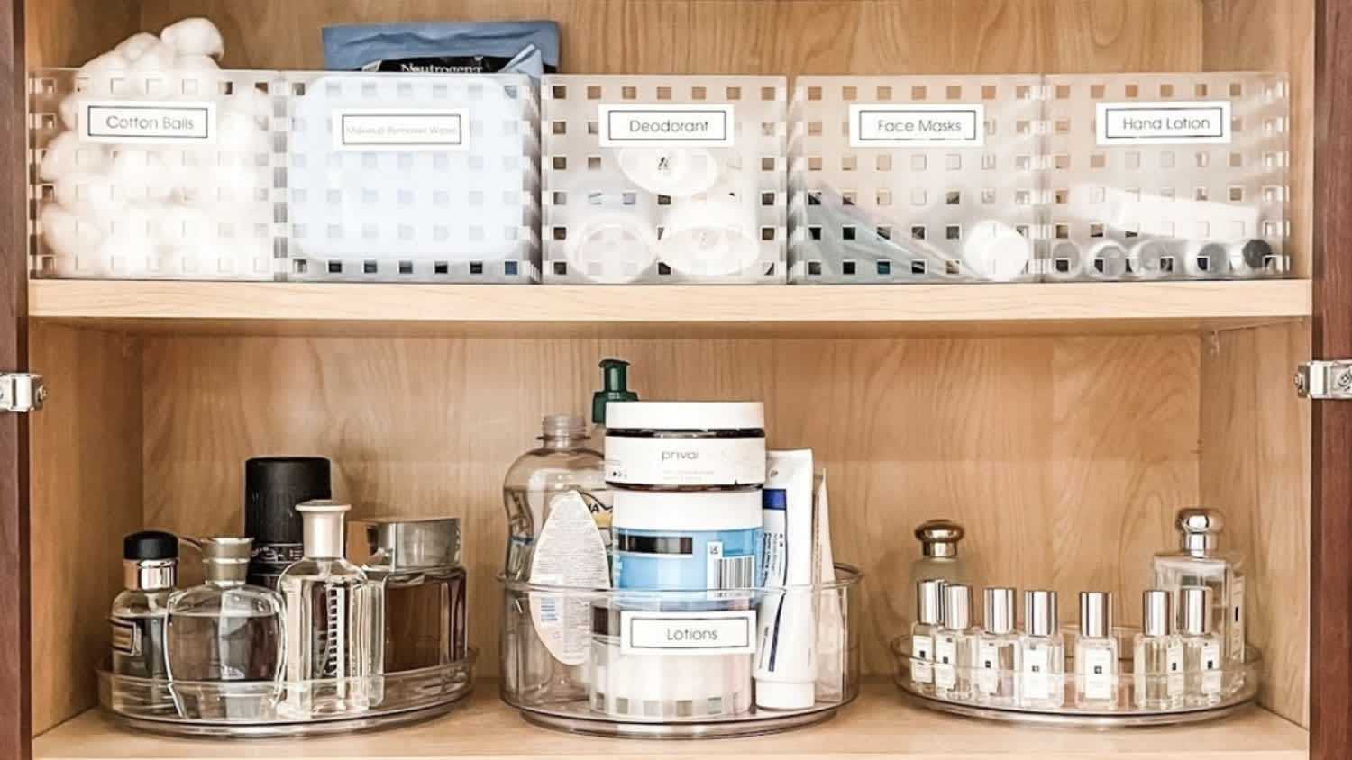 An organize bathroom cabinet