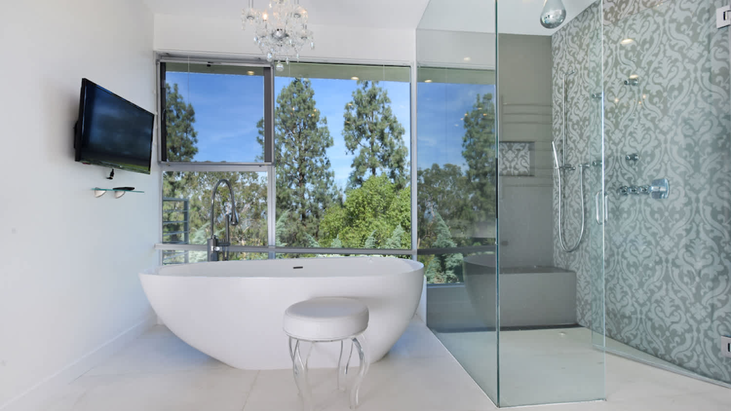 A stool bathtub storage