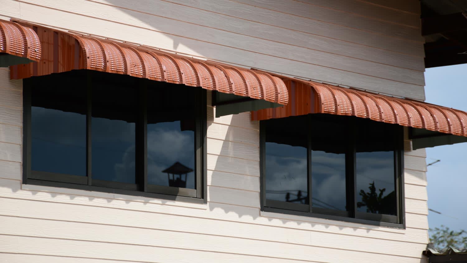 A rainproof awning of slide window