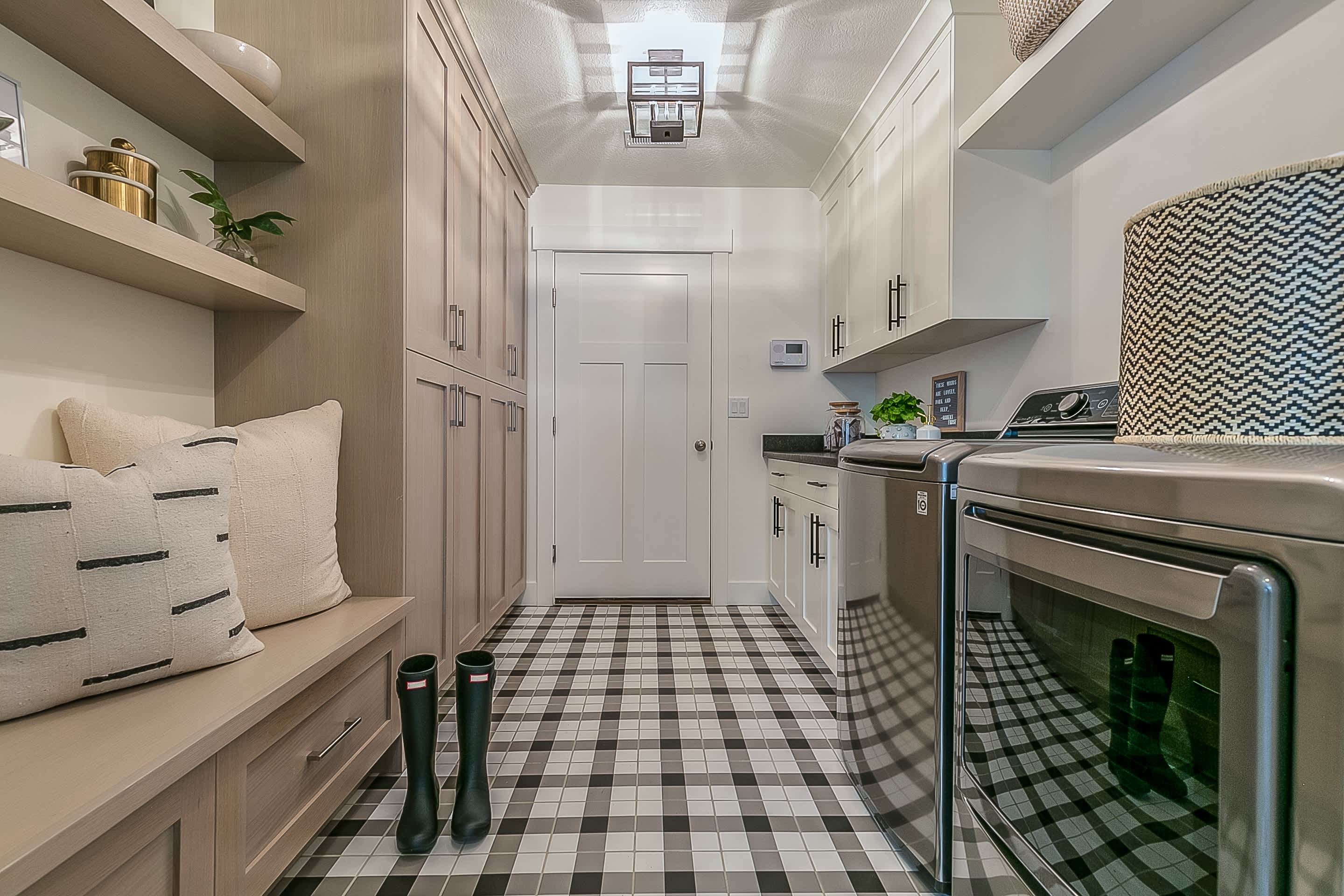 Laundry room and mudroom with decorative tile