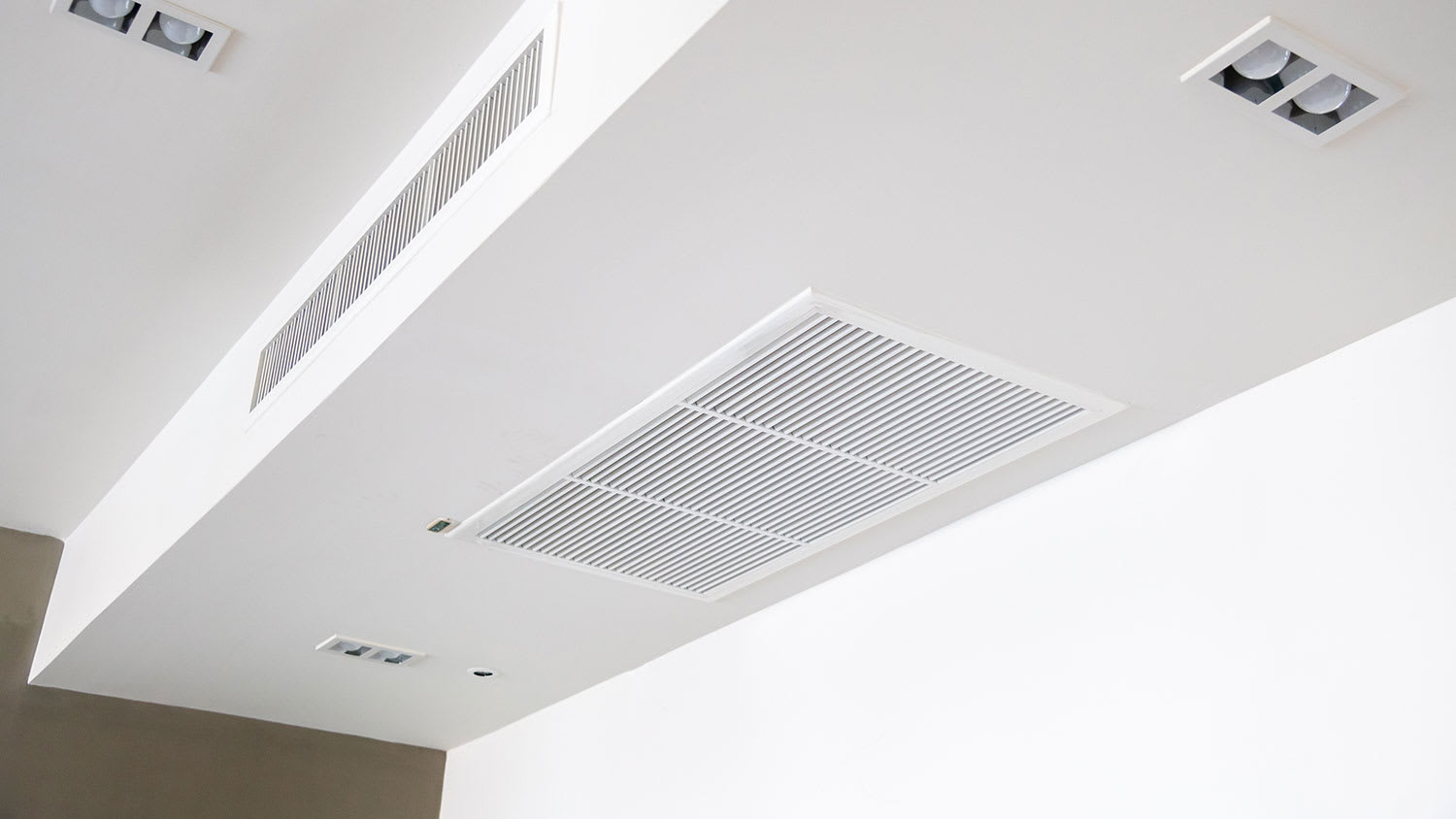 Air duct system vent mounted on a ceiling