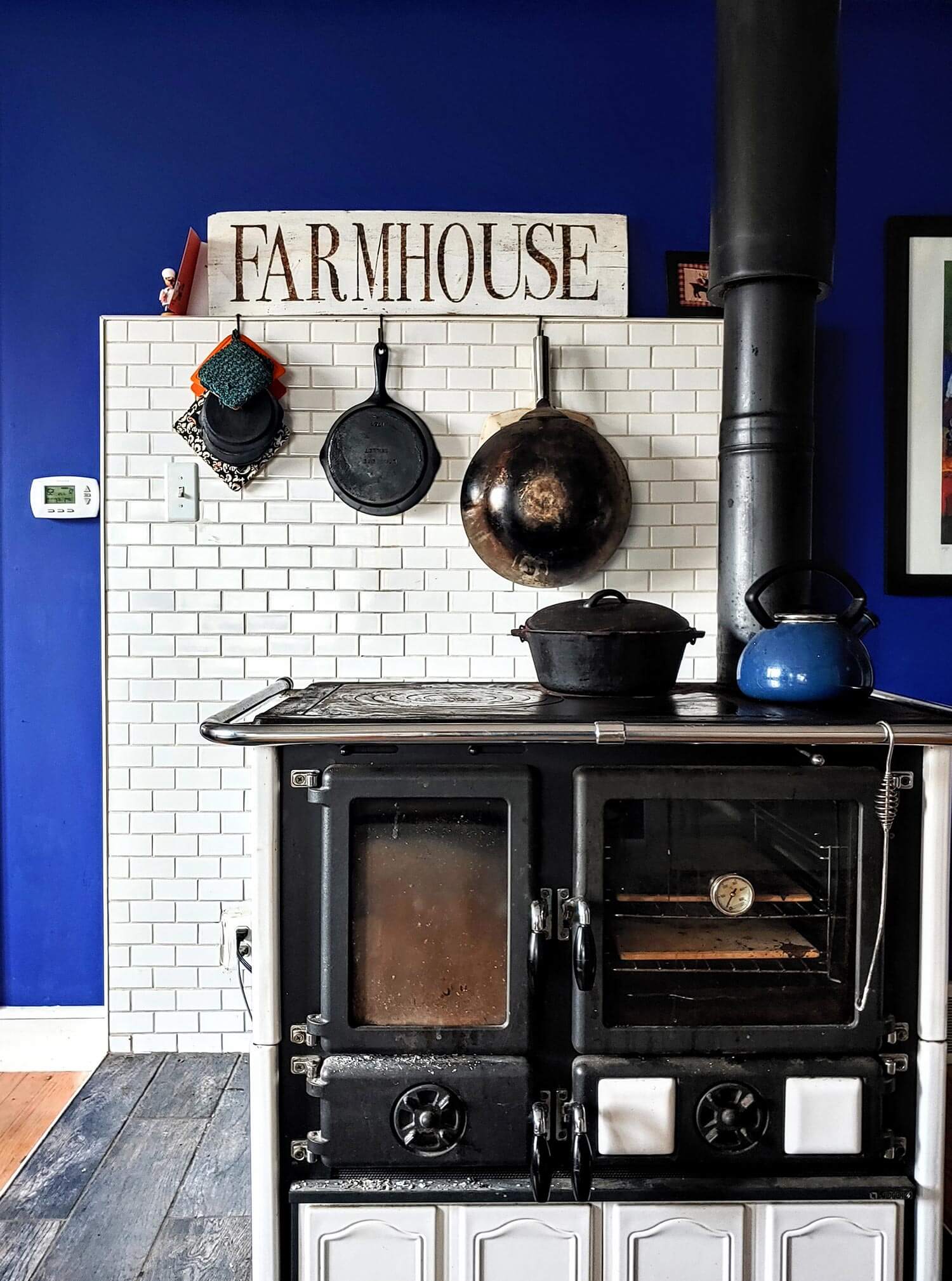 A farmhouse kitchen with a backsplash made of porcelain tiles