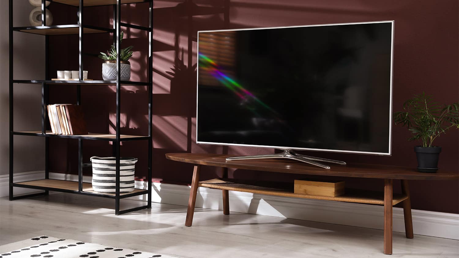 Living room with tv and a shelf