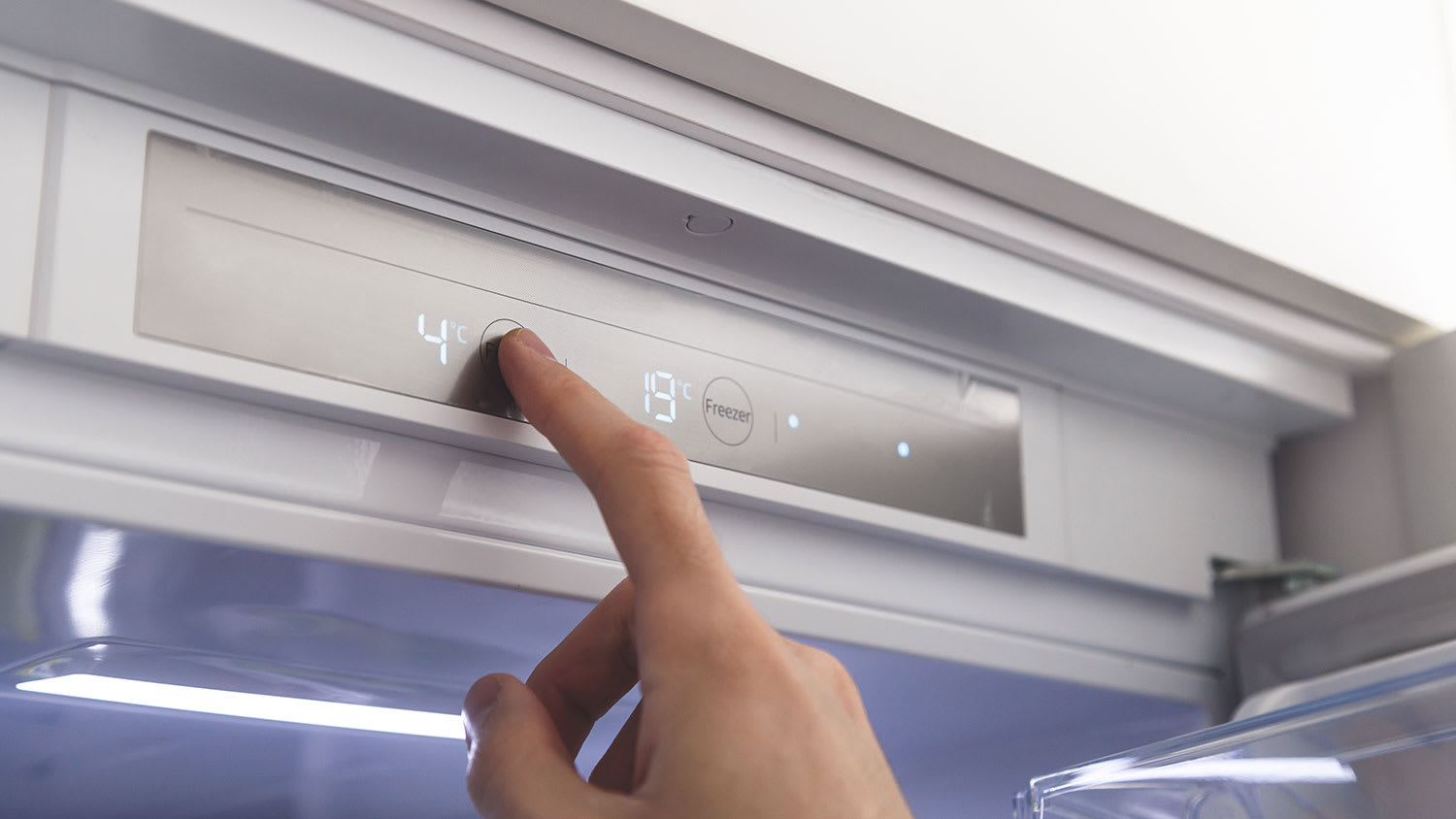 Adjusting fridge thermostat