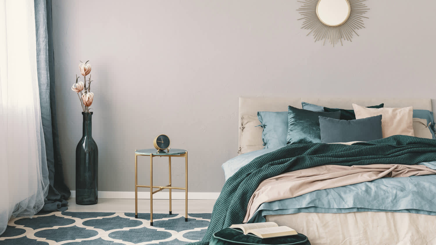 A bedroom with emerald decorative details