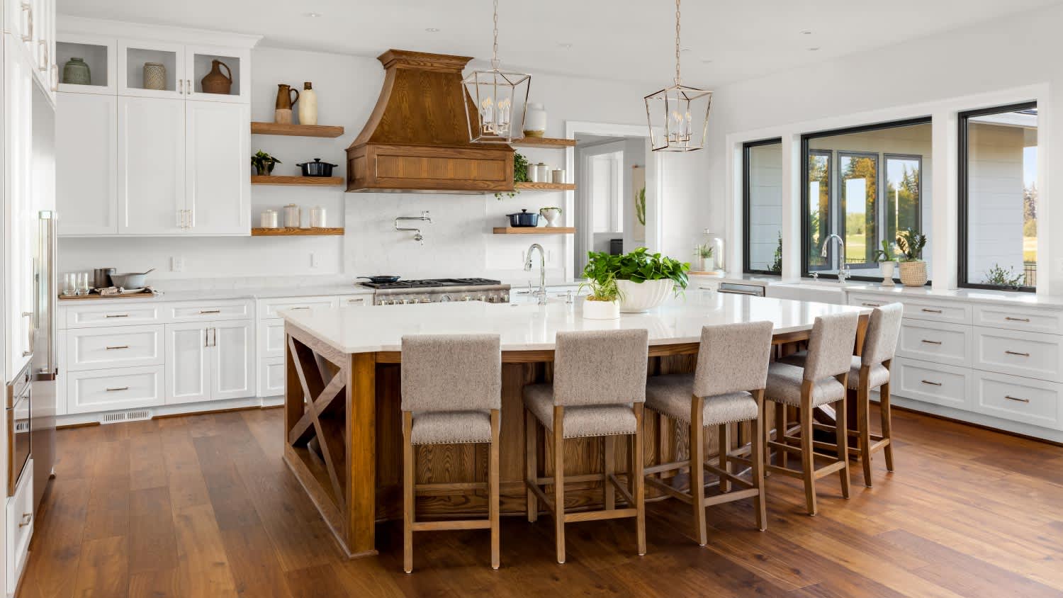 Kitchen with large island