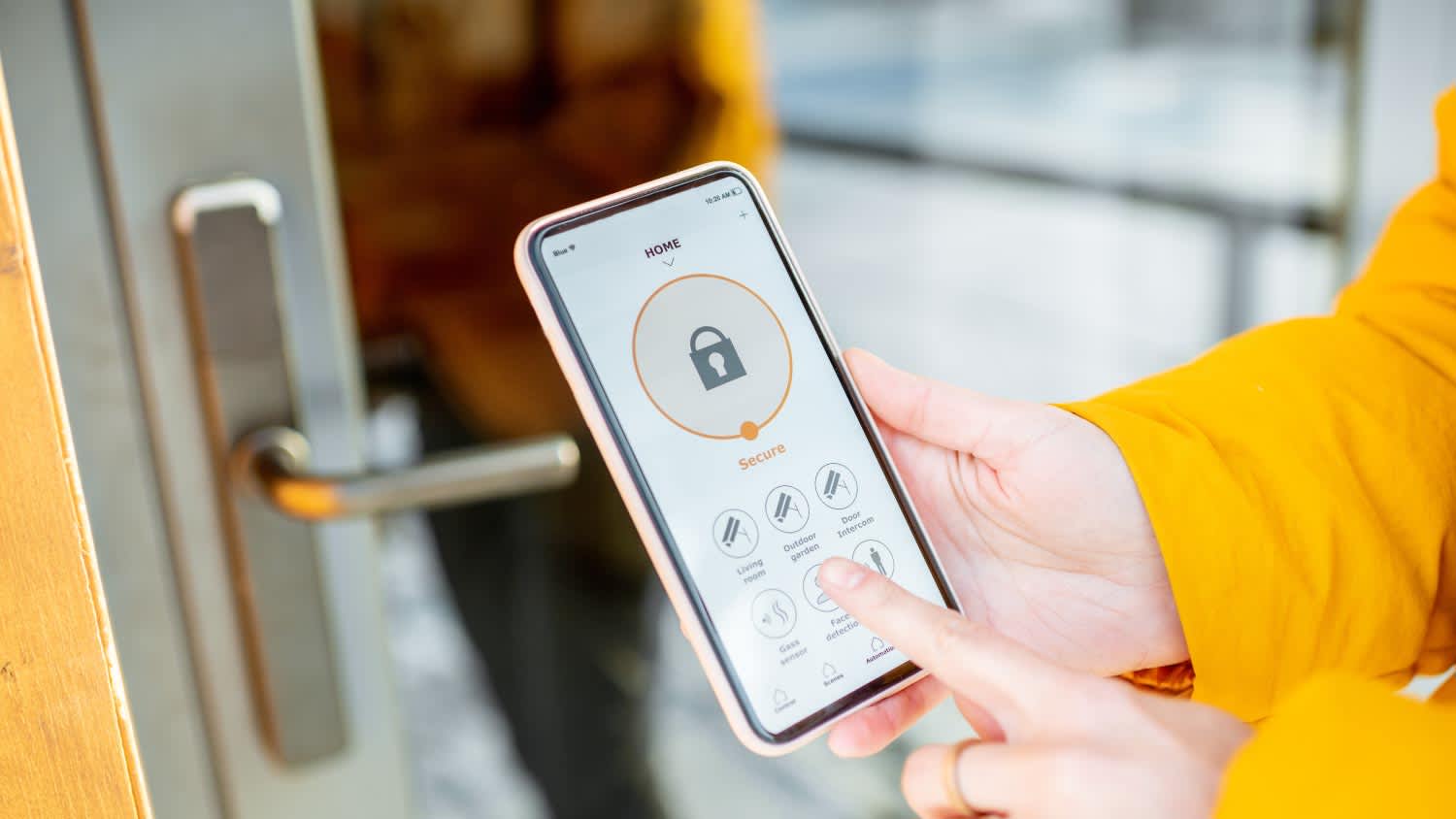 Locking smart lock on the entrance door