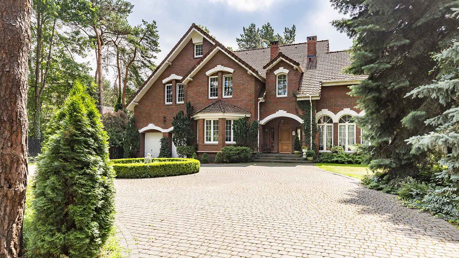 home with cobble stone driveway