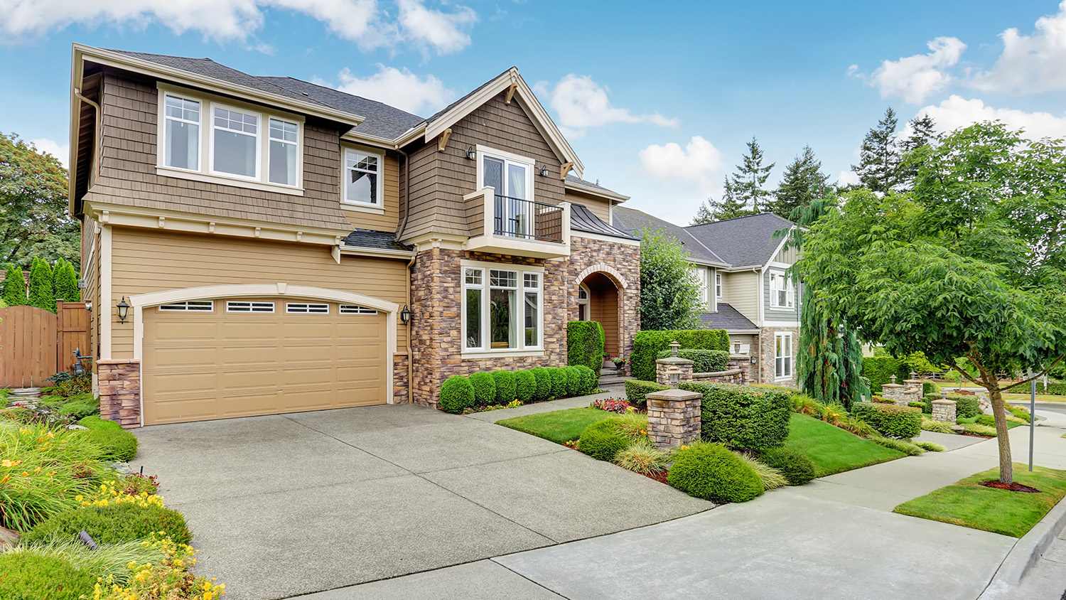 curb appeal home with concrete driveway