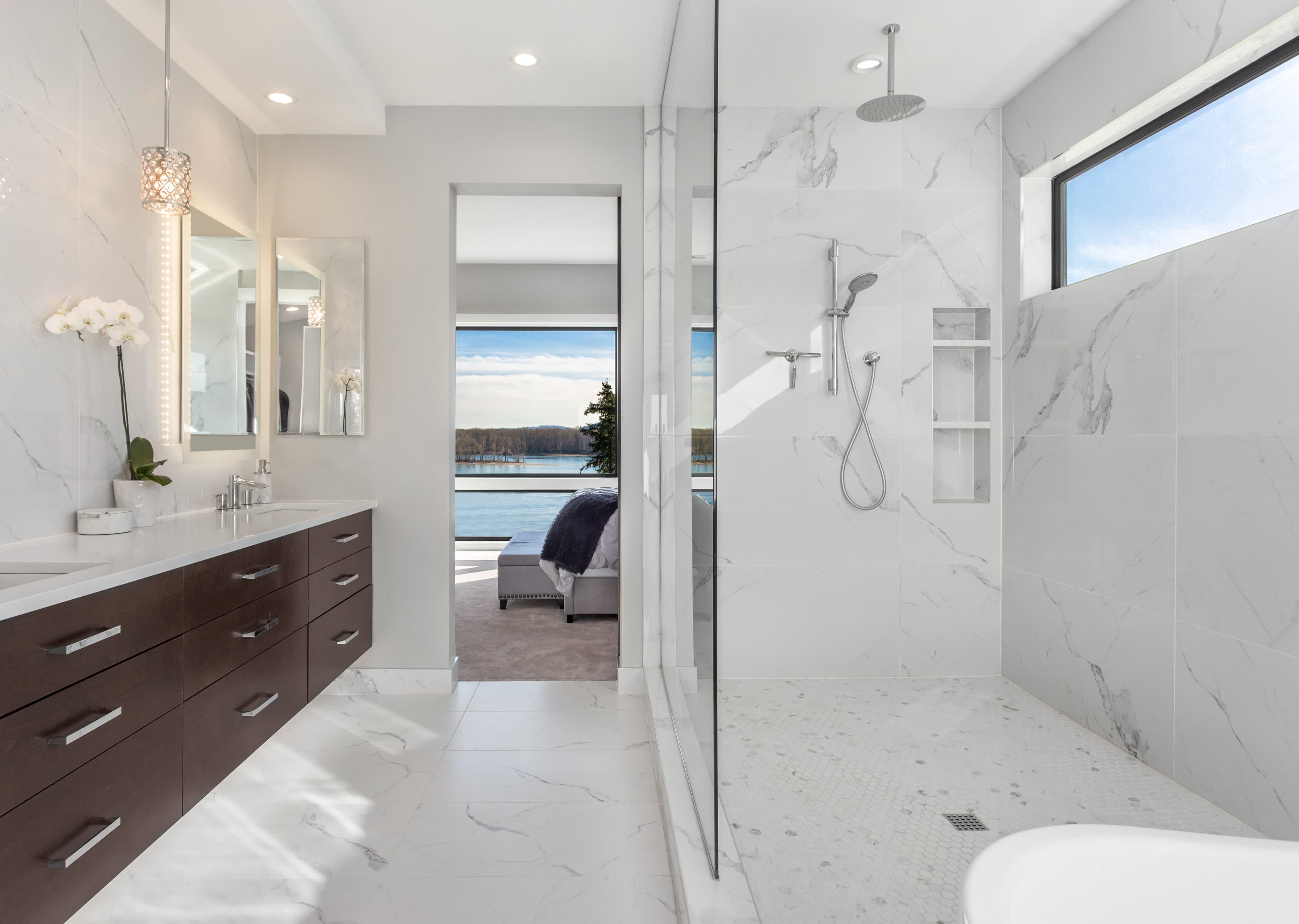 Large marble tiling in the bathroom