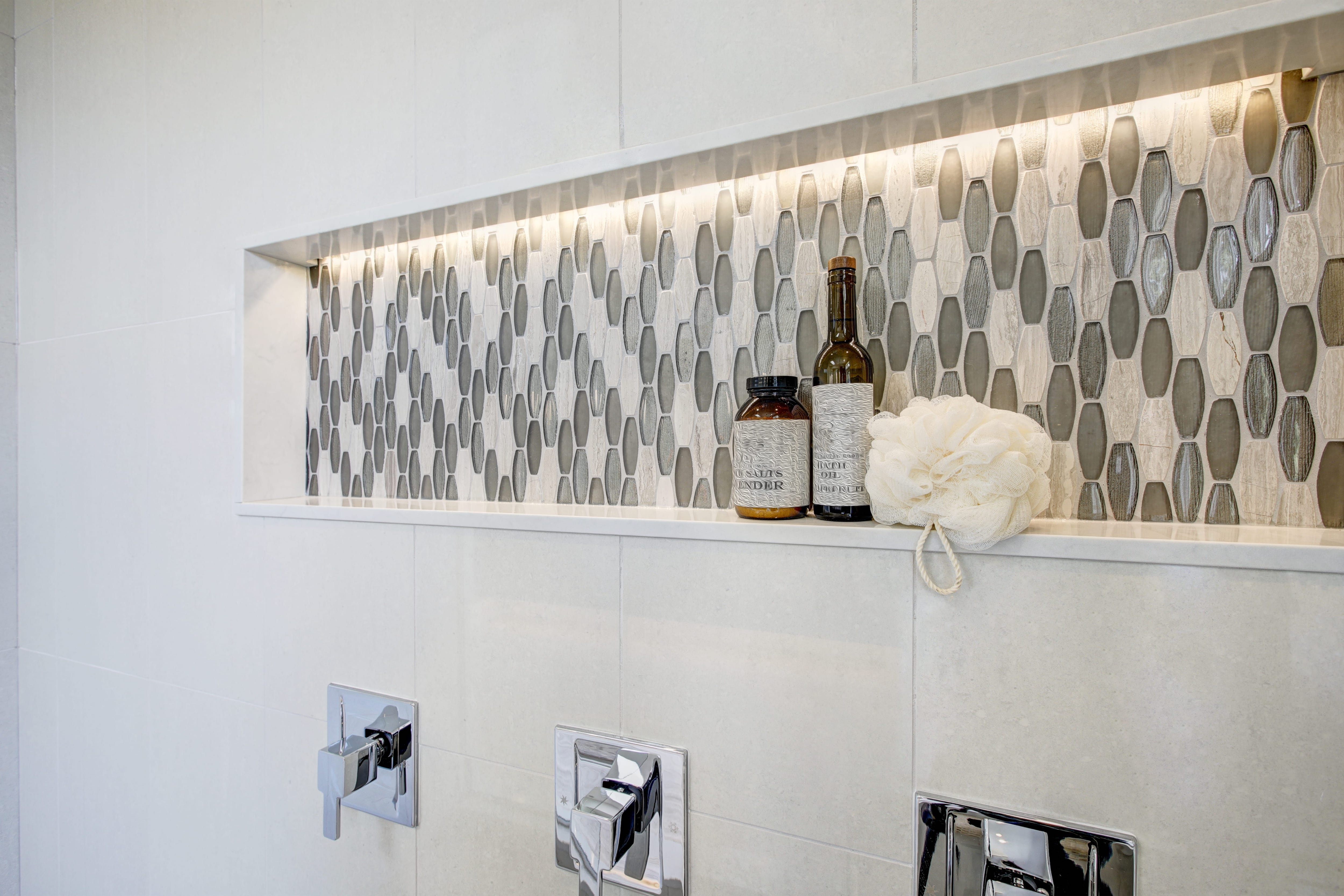 Polygon tiles on shower shelf