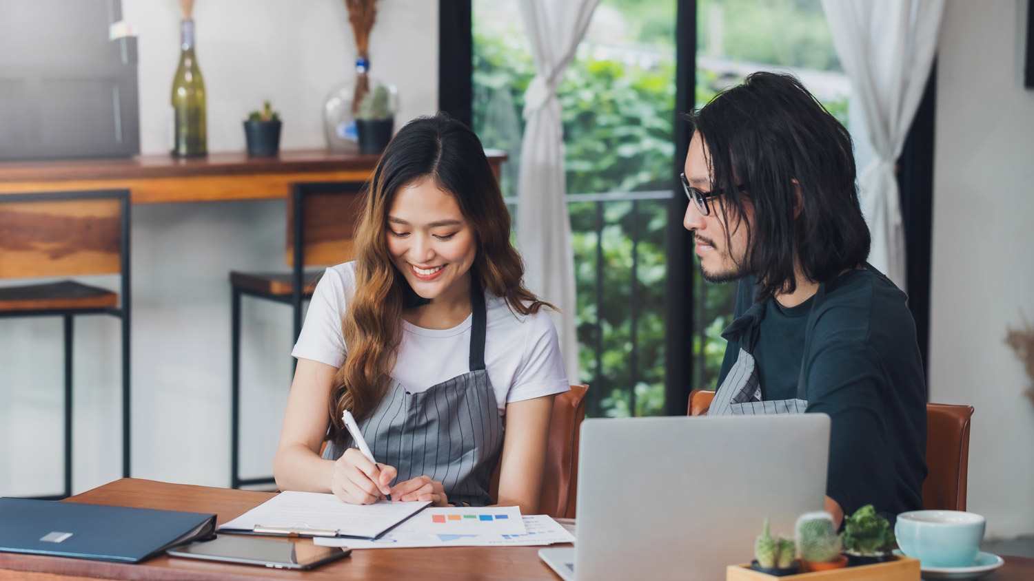 A contractor and a homeowner signing a contract