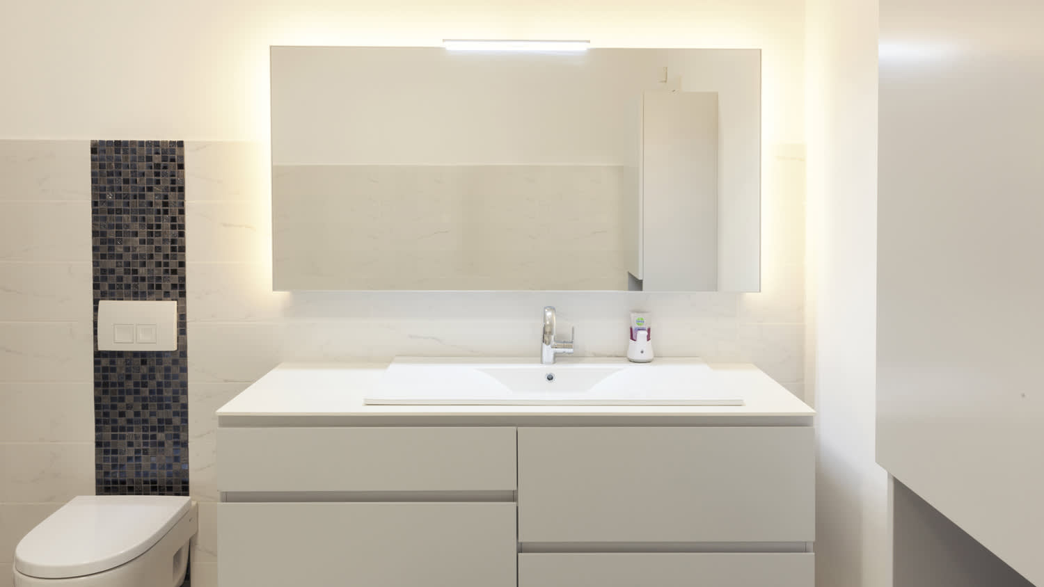 A light bar on a minimalistic vanity