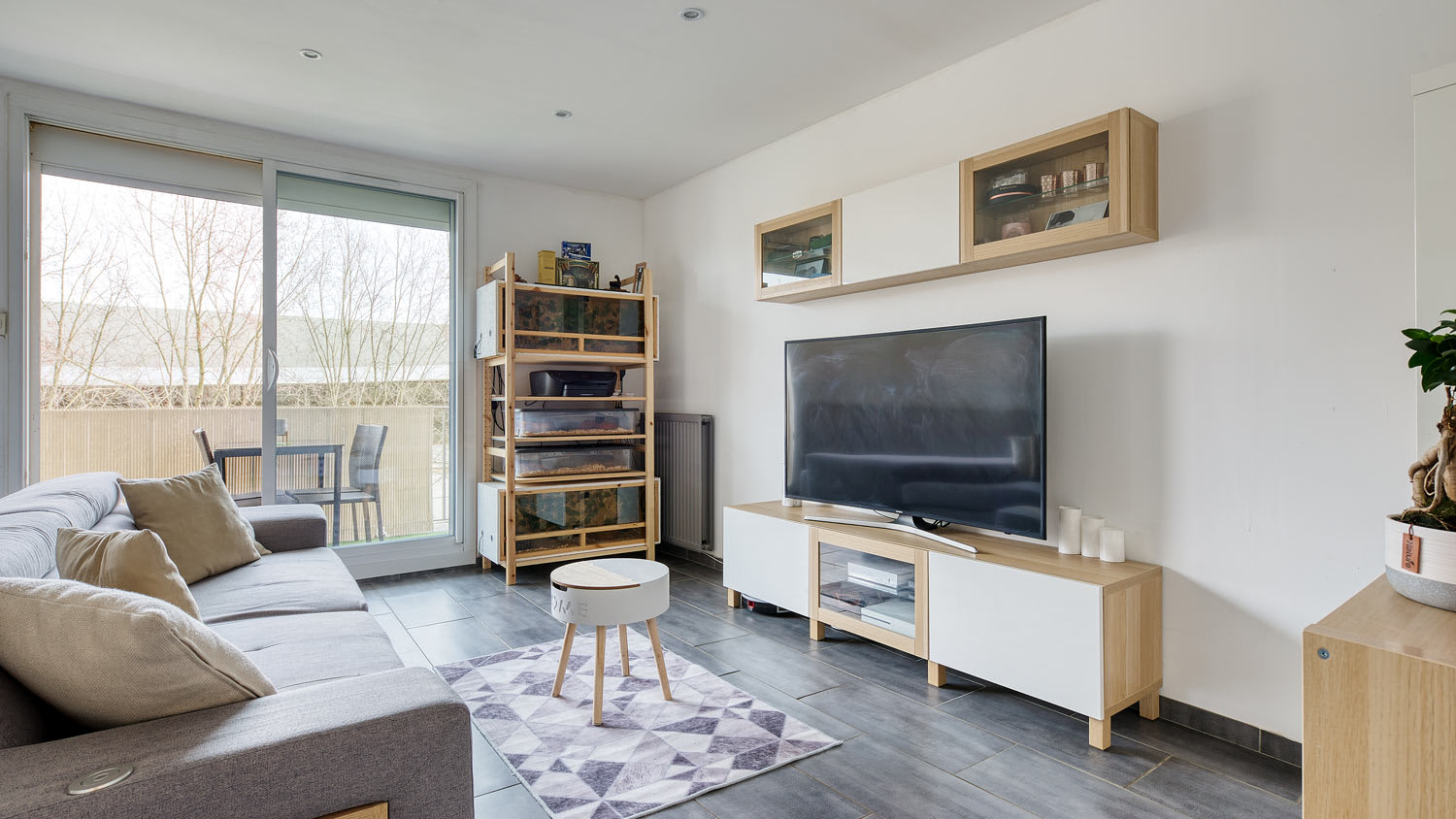 A living room with a TV on a TV stand