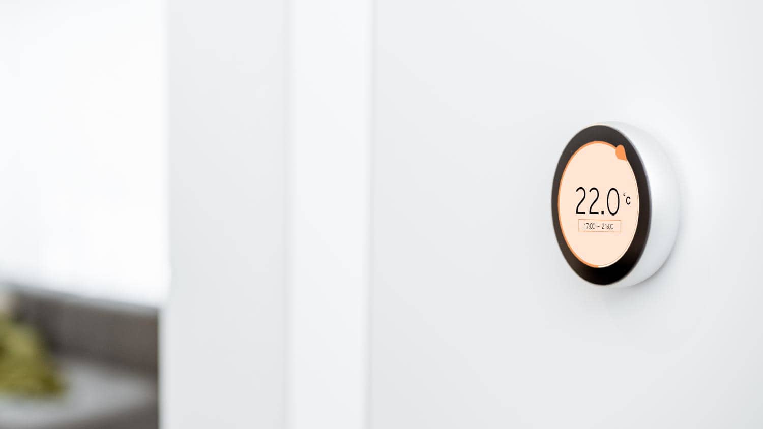 Round smart thermostat with touch screen