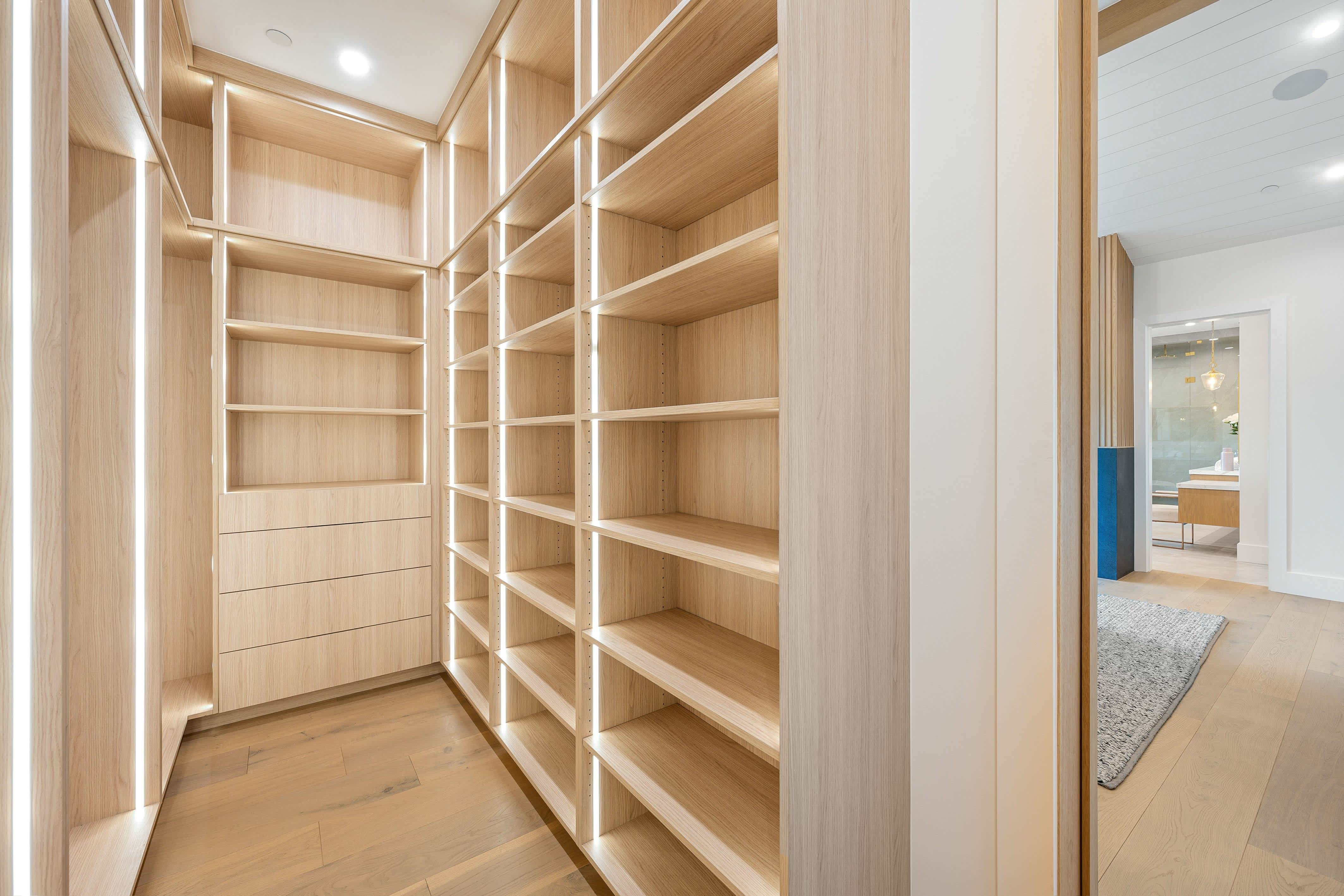 Construction of a wooden walk-in closet