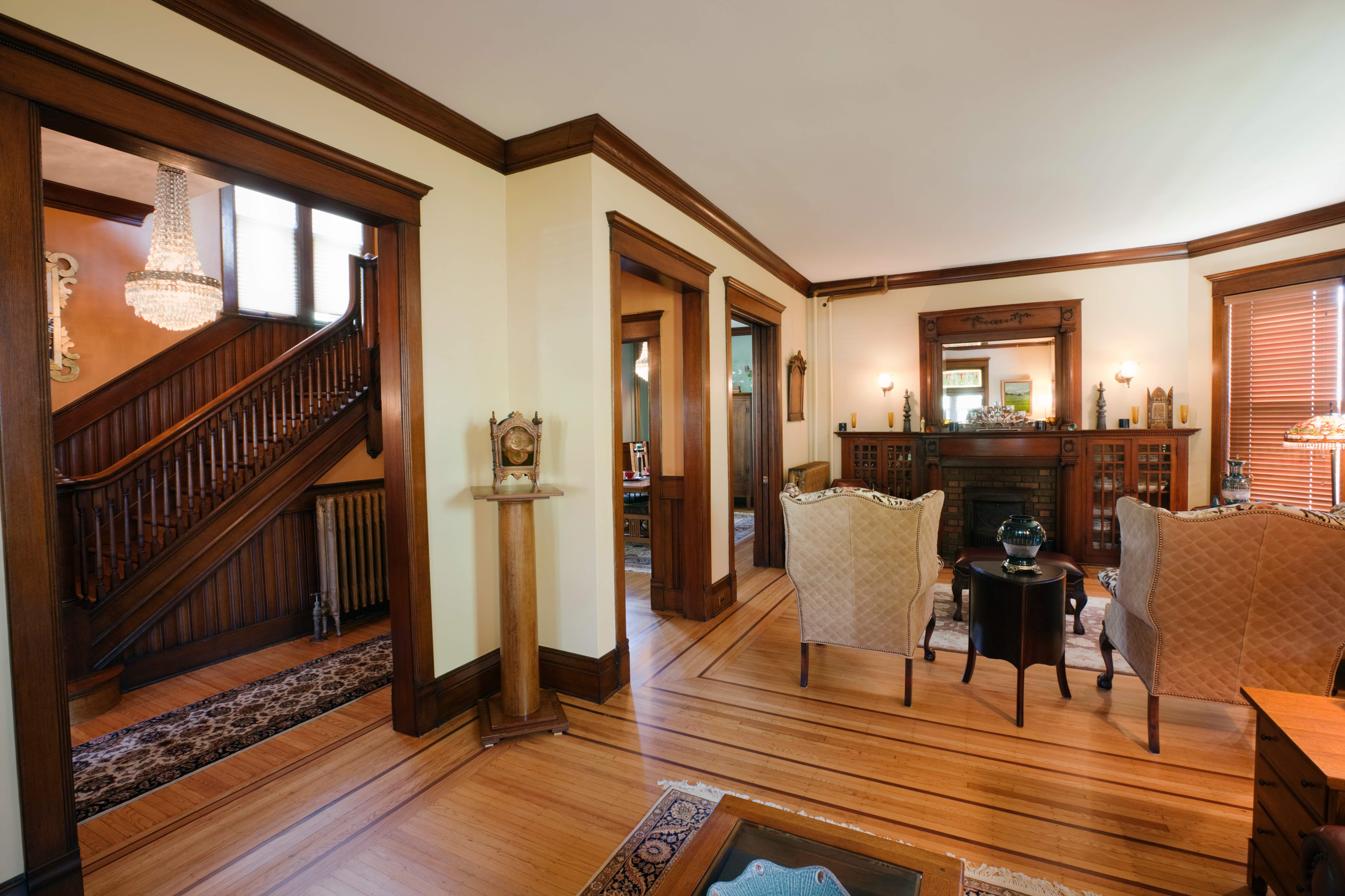 Classic style living room with wood baseboard and hardwood floor