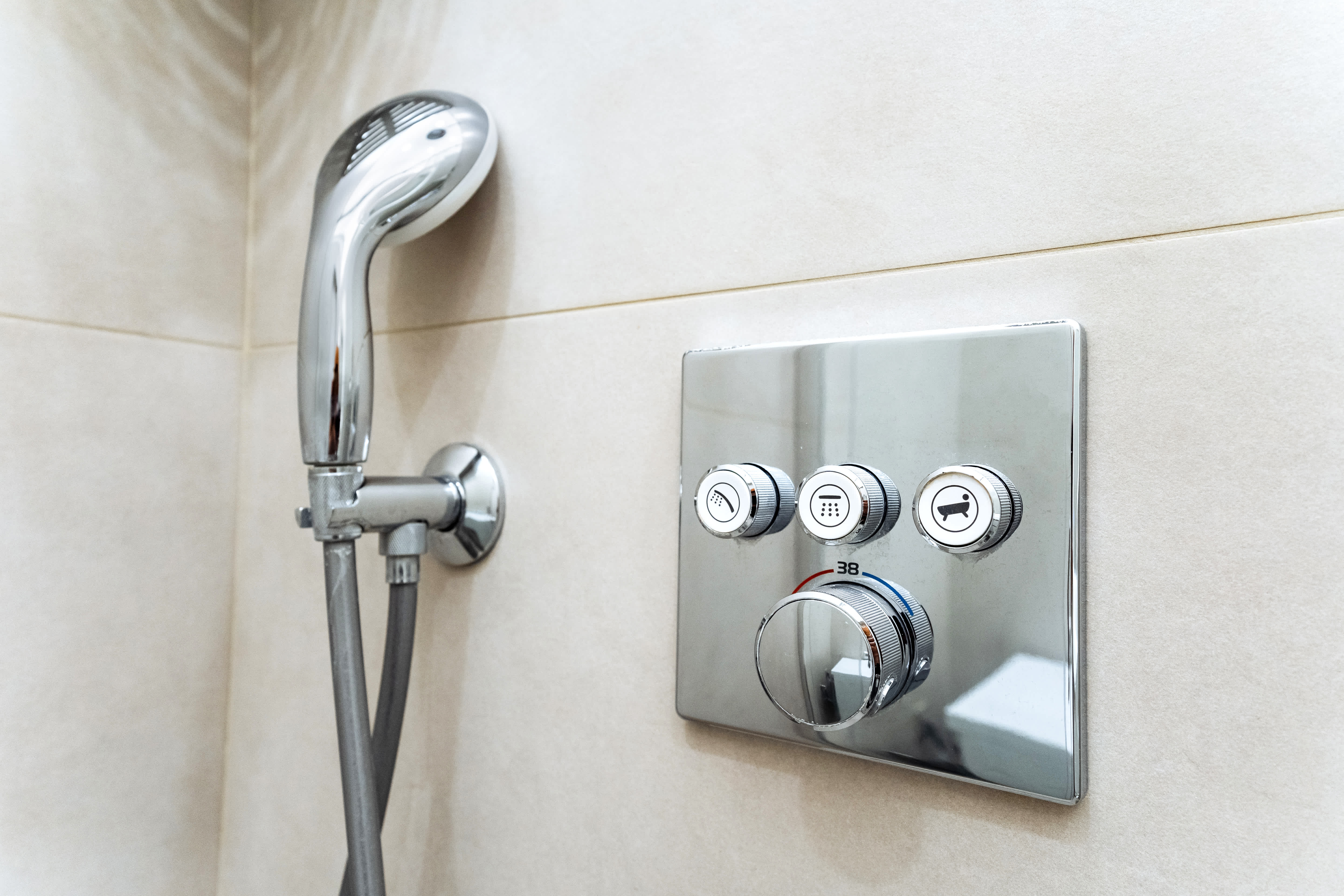 Thermostatic faucet system installed in the shower