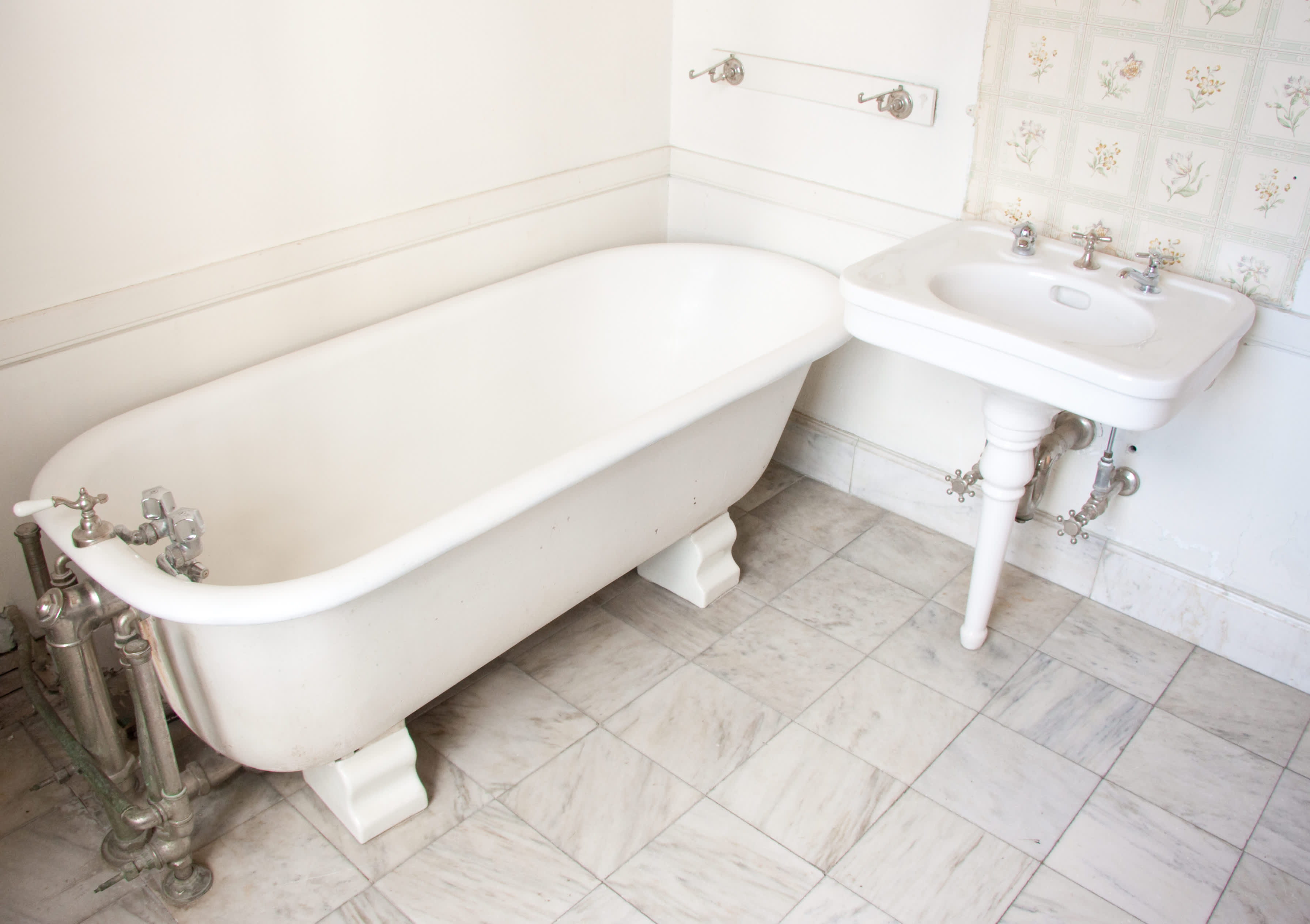 Bathroom tub with marble tile floor