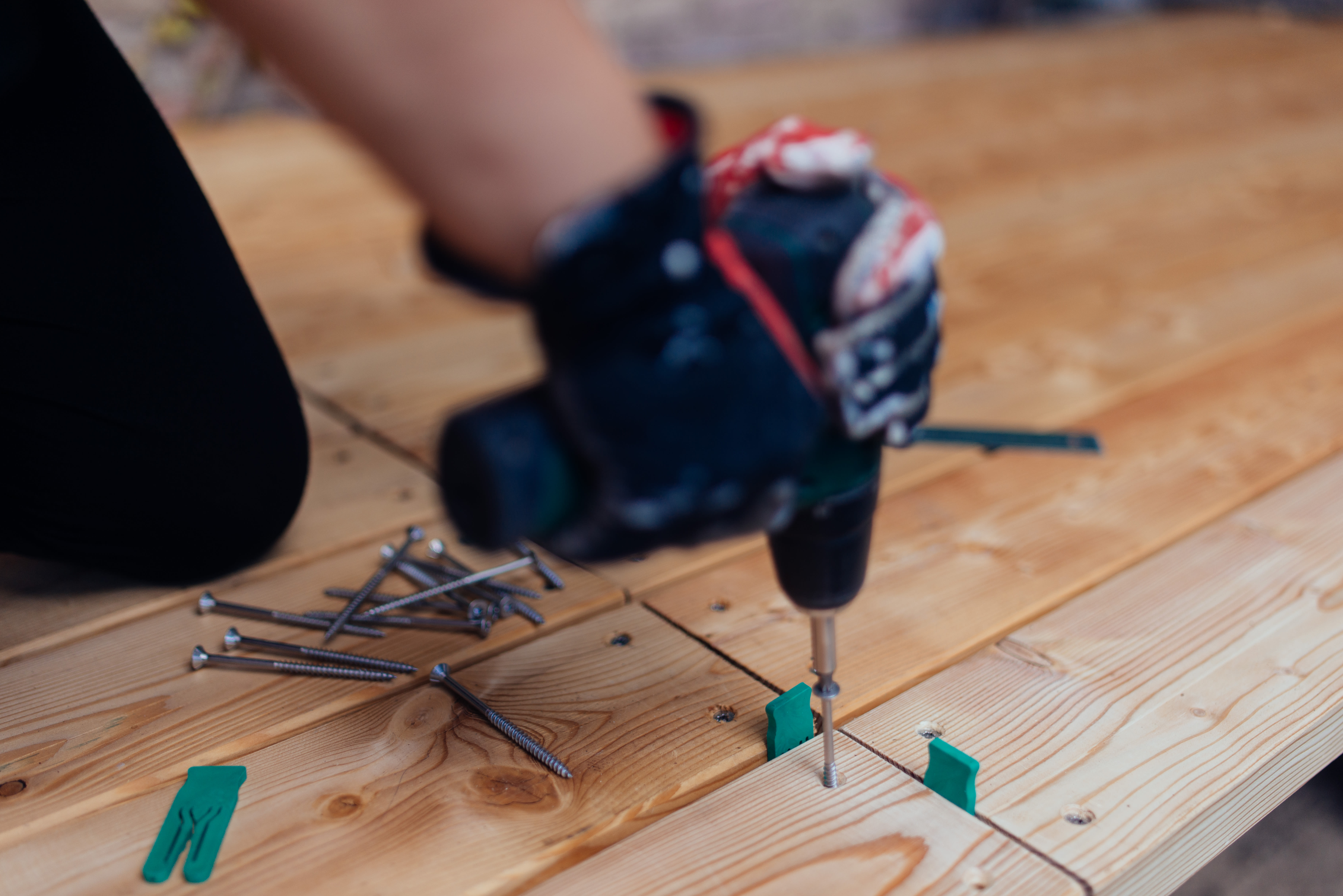Man using a electric screwdriver