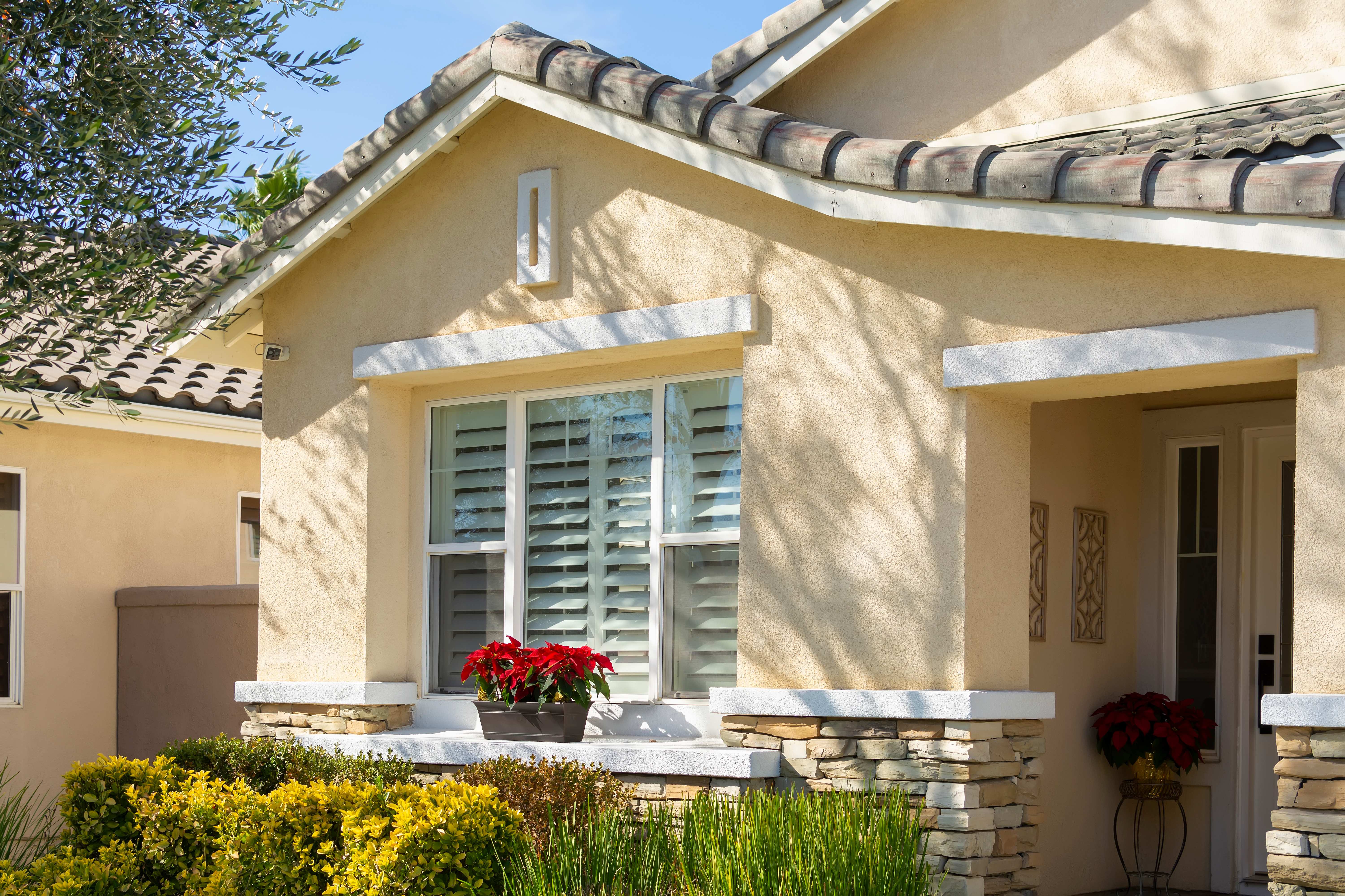 beige home with blinds in orlando